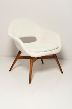 Satz von 2 weißen Boucle-Muschelstühlen aus der Mitte des Jahrhunderts, M Navratil, Tschechoslowakei, 1960