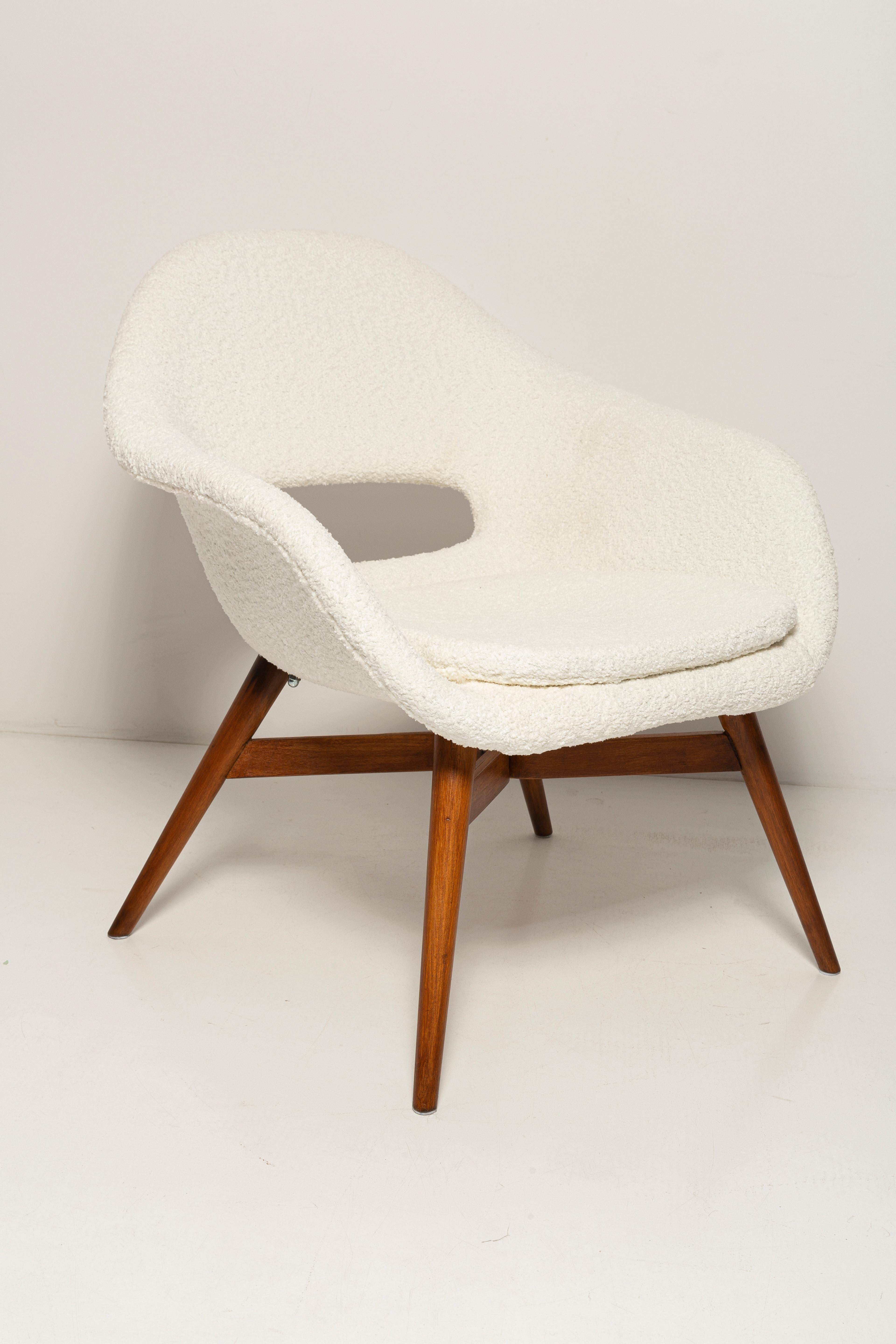 Satz von 2 weißen Boucle-Muschelstühlen aus der Mitte des Jahrhunderts, M Navratil, Tschechoslowakei, 1960 (Moderne der Mitte des Jahrhunderts) im Angebot