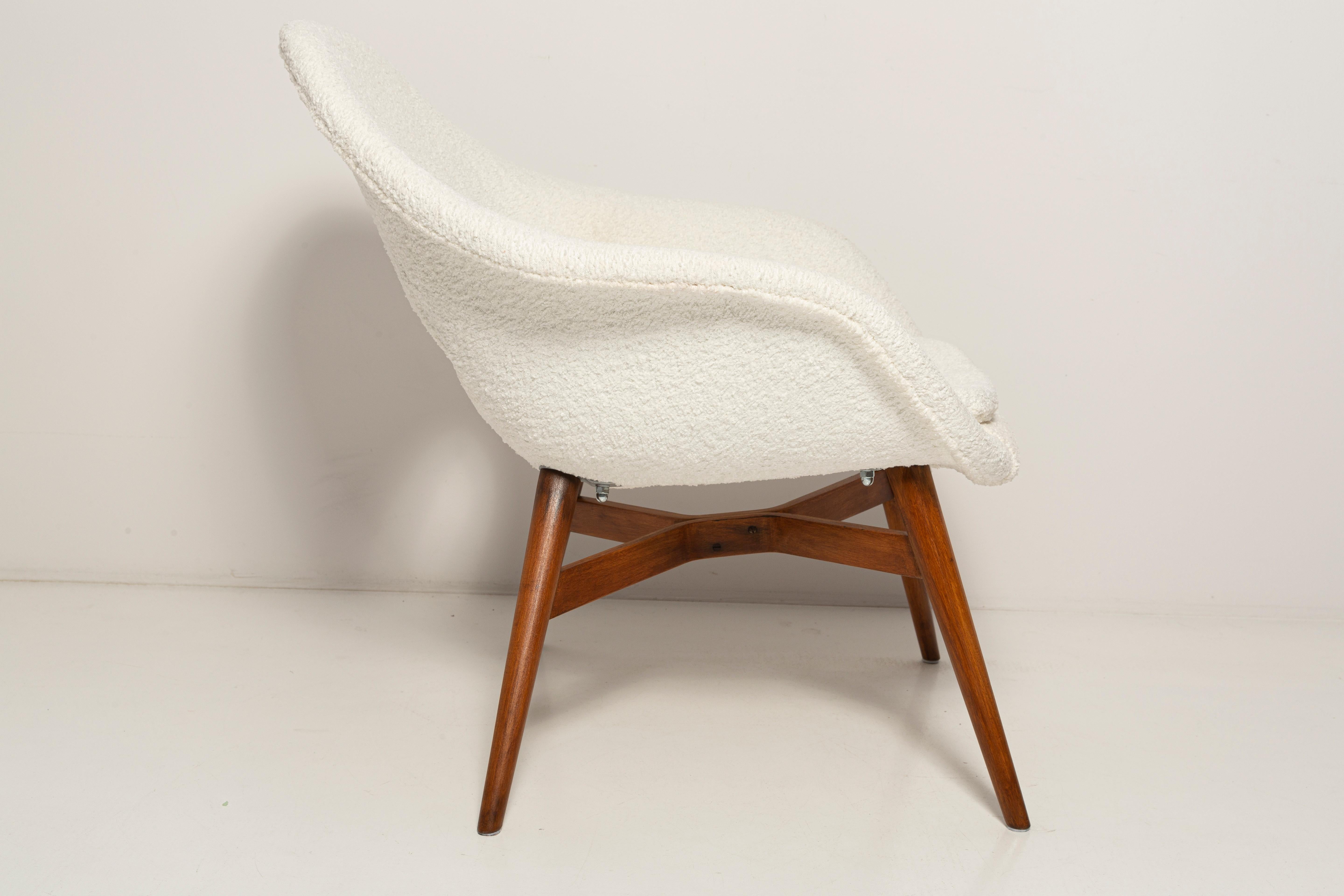 Satz von 2 weißen Boucle-Muschelstühlen aus der Mitte des Jahrhunderts, M Navratil, Tschechoslowakei, 1960 (Handgefertigt) im Angebot