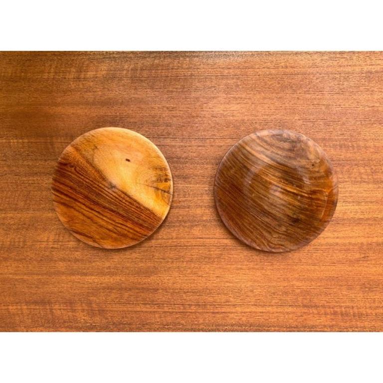 Set di 2 piatti in legno e ceramica di metà secolo, anni '60 in vendita 4