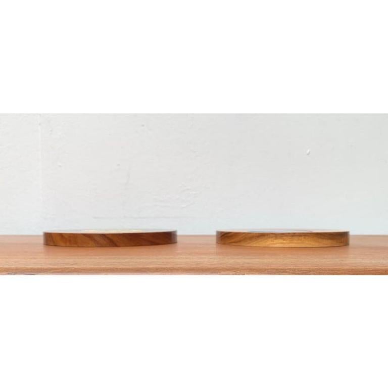Set di 2 piatti in legno e ceramica di metà secolo, anni '60 in vendita 5