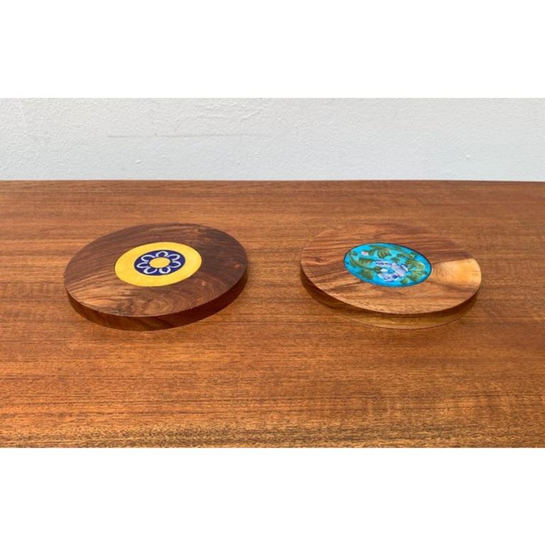 Set di 2 piatti in legno e ceramica di metà secolo, anni '60 in vendita 6