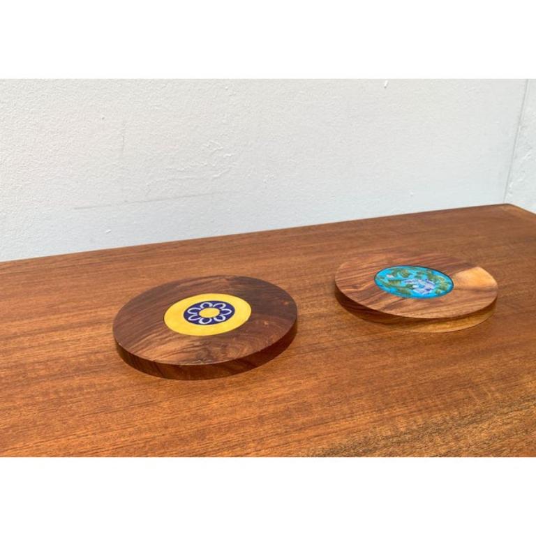 Set di 2 piatti in legno e ceramica di metà secolo, anni '60, in ottime condizioni. Progettato dal 1960 al 1969.

Informazioni aggiuntive:
Materiali: Ceramica, Wood
Colore: marrone
Stili: Medioevo Moderno
Tipo di articolo: Vintage, Antico o