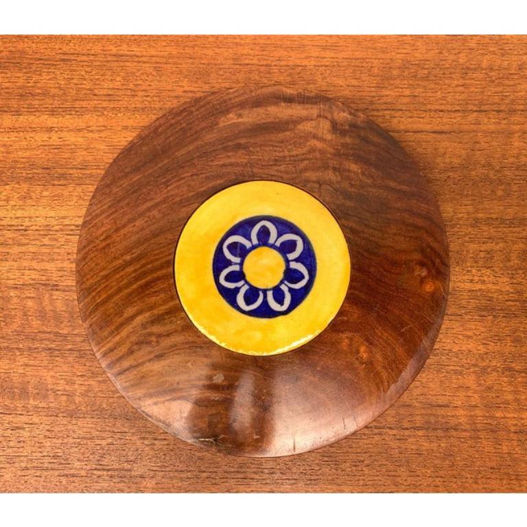 Mid-Century moderno Set di 2 piatti in legno e ceramica di metà secolo, anni '60 in vendita