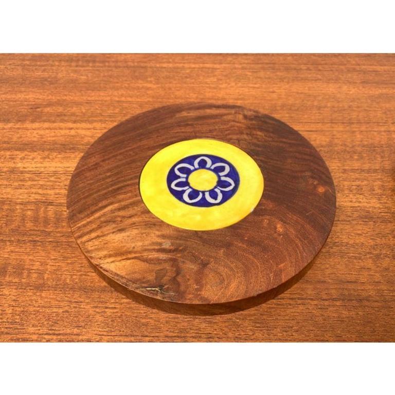 Set di 2 piatti in legno e ceramica di metà secolo, anni '60 In condizioni ottime in vendita a Hamburg, DE