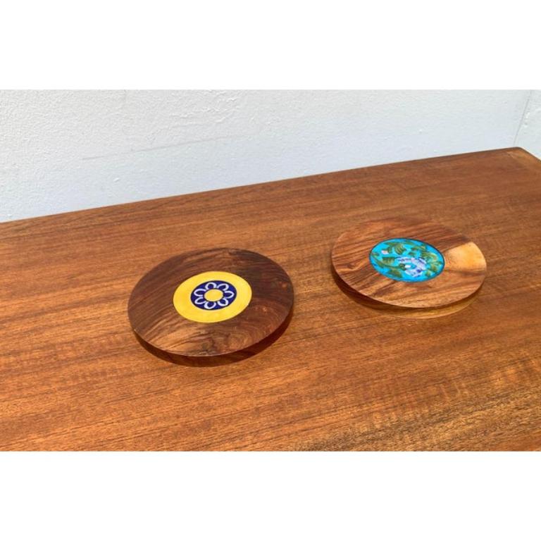 Set di 2 piatti in legno e ceramica di metà secolo, anni '60 in vendita 2