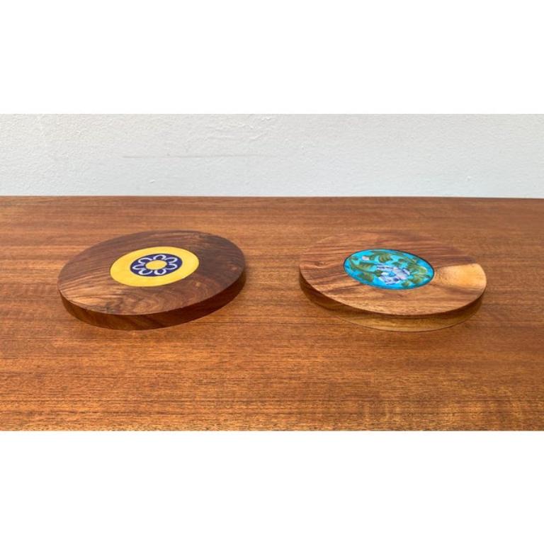 Set di 2 piatti in legno e ceramica di metà secolo, anni '60 in vendita 3