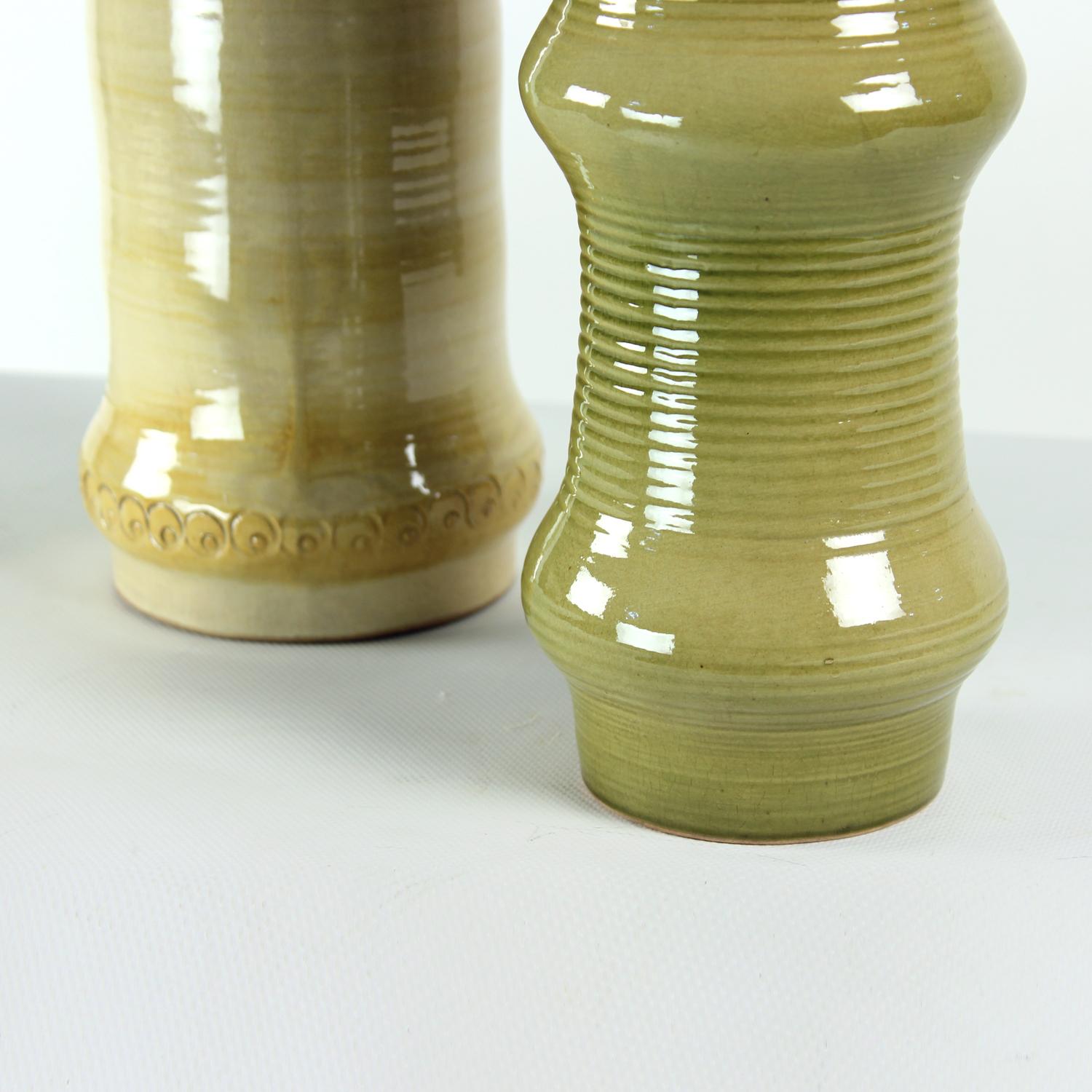 Conjunto de dos impresionantes jarrones de cerámica en excelente estado. Producido en Checoslovaquia en la década de 1960. Los jarrones tienen un diseño precioso, con todas las características de diseño tan importantes del periodo de diseño moderno