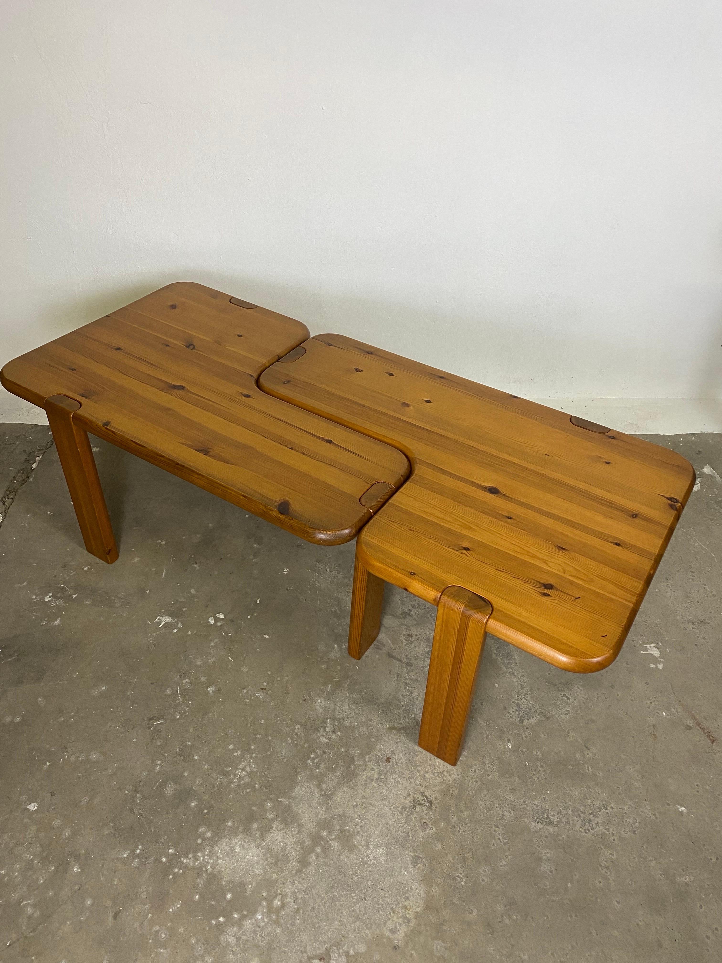 Un ensemble de 2  Table basse labellisée par Aksel Kjersgaard pour Odder Furniture au début des années 1970.
Les bords arrondis et la forme organique en L permettent de nombreuses combinaisons.
Fabriquées en bois de pin massif, ces tables offrent