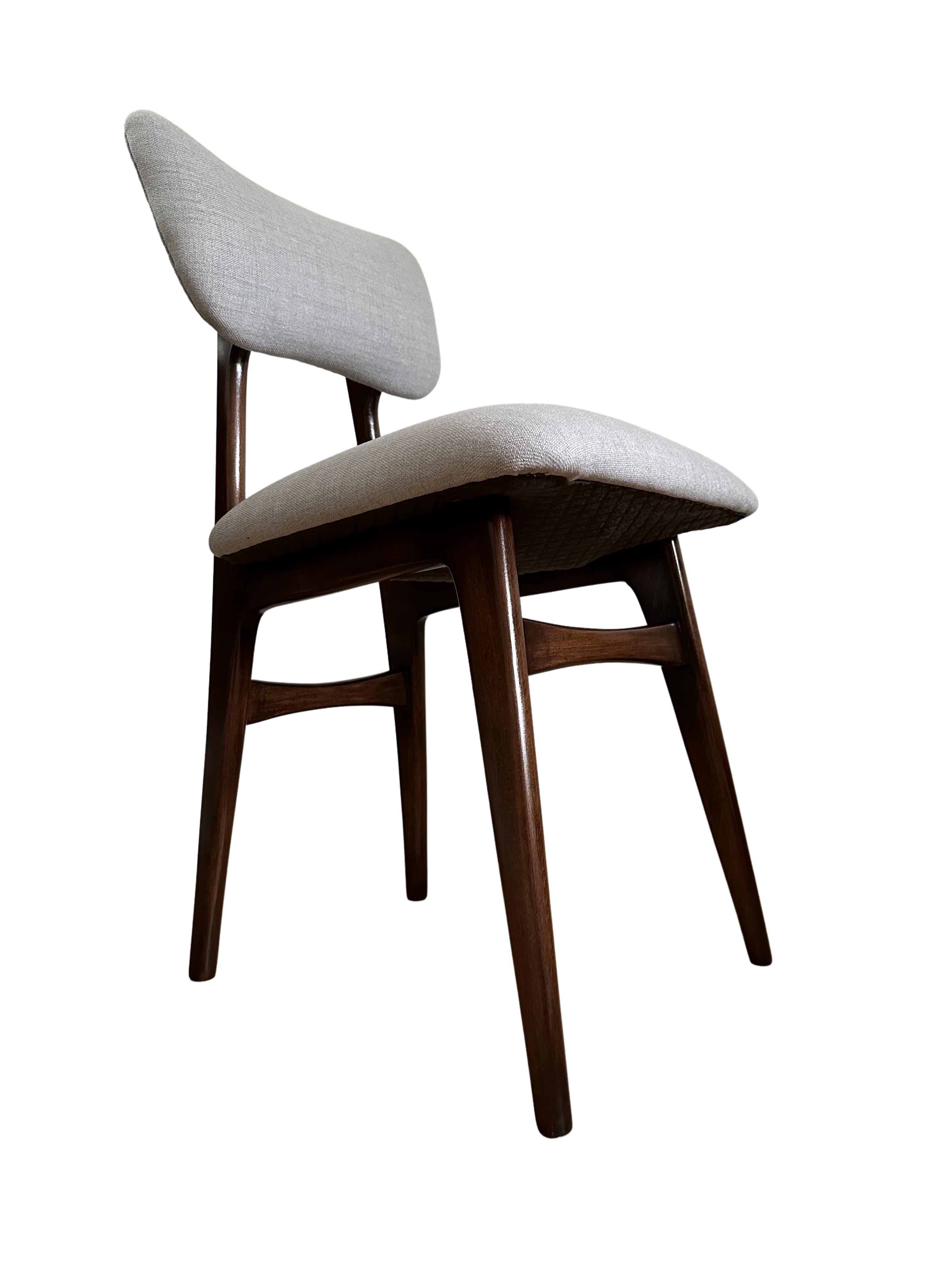 Einzigartiges Set aus zwei Stühlen, die in den 1960er Jahren in Polen hergestellt wurden, entworfen von Rajmund Halas. 

Die Polsterung besteht aus einem hochwertigen Stoff mit einer interessanten Struktur aus dicht gewebtem Segeltuch, das sich
