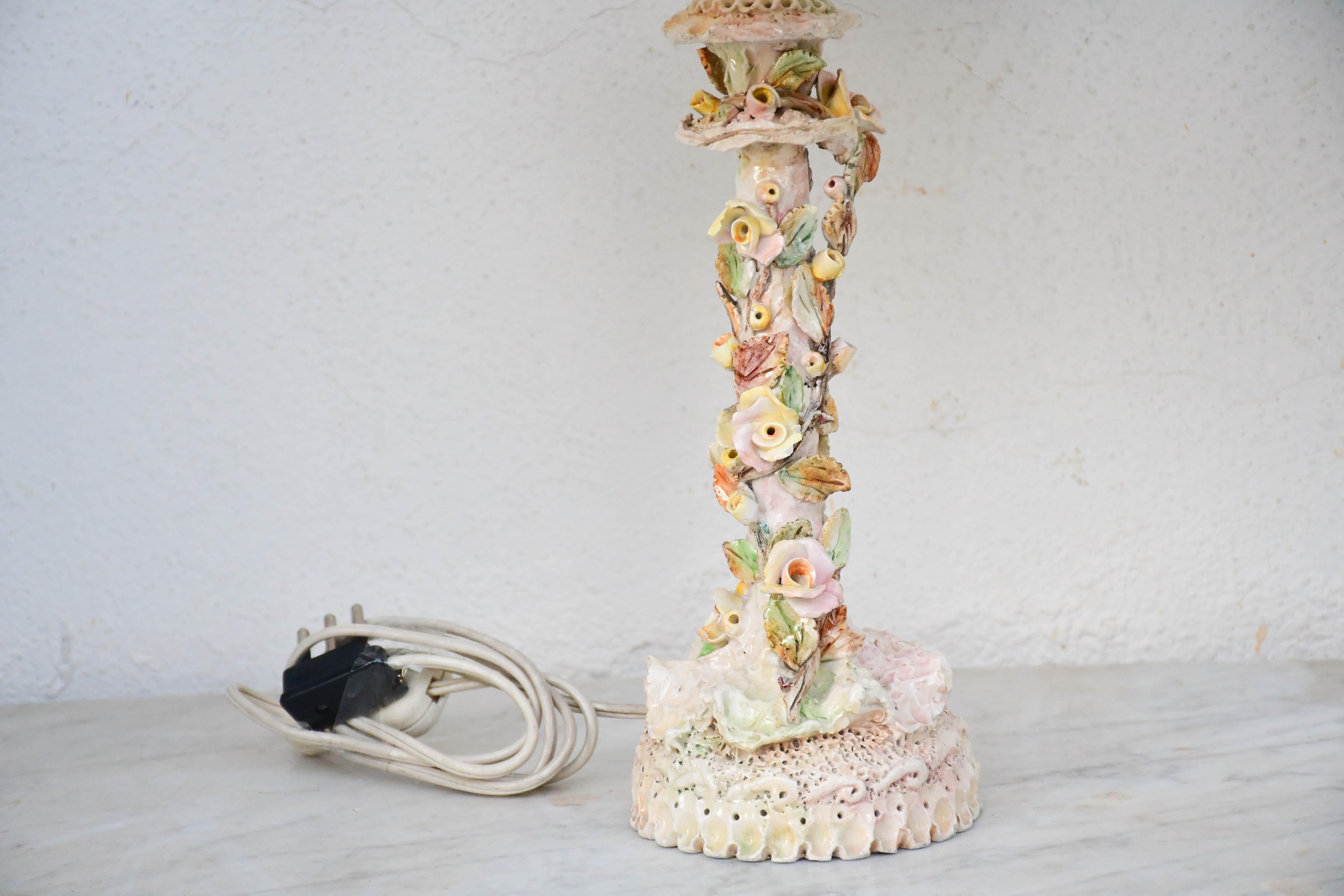 Paar Tischlampen aus Keramik, hergestellt in Italien in der Mitte des letzten Jahrhunderts.

Jede Leuchte ist mit handgemalten Blumenmotiven verziert und mit einer e14-Leuchte bestückt.

Ausgezeichneter Vintage-Zustand

Höhe mit Lampenschirm 40