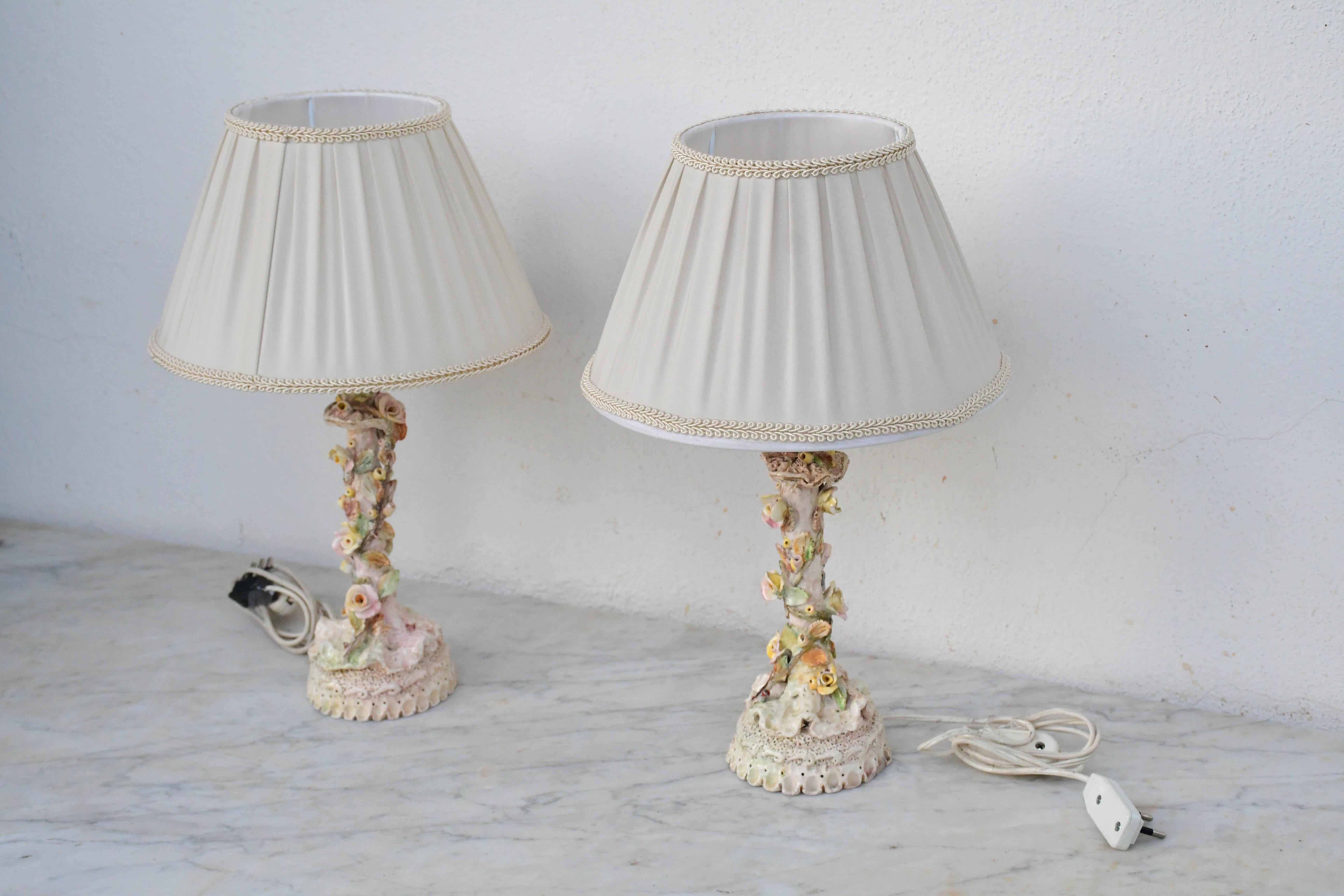 Satz von 2 italienischen Keramik-Tischlampen mit Blumen aus der Mitte des Jahrhunderts im Zustand „Gut“ im Angebot in Roma, IT