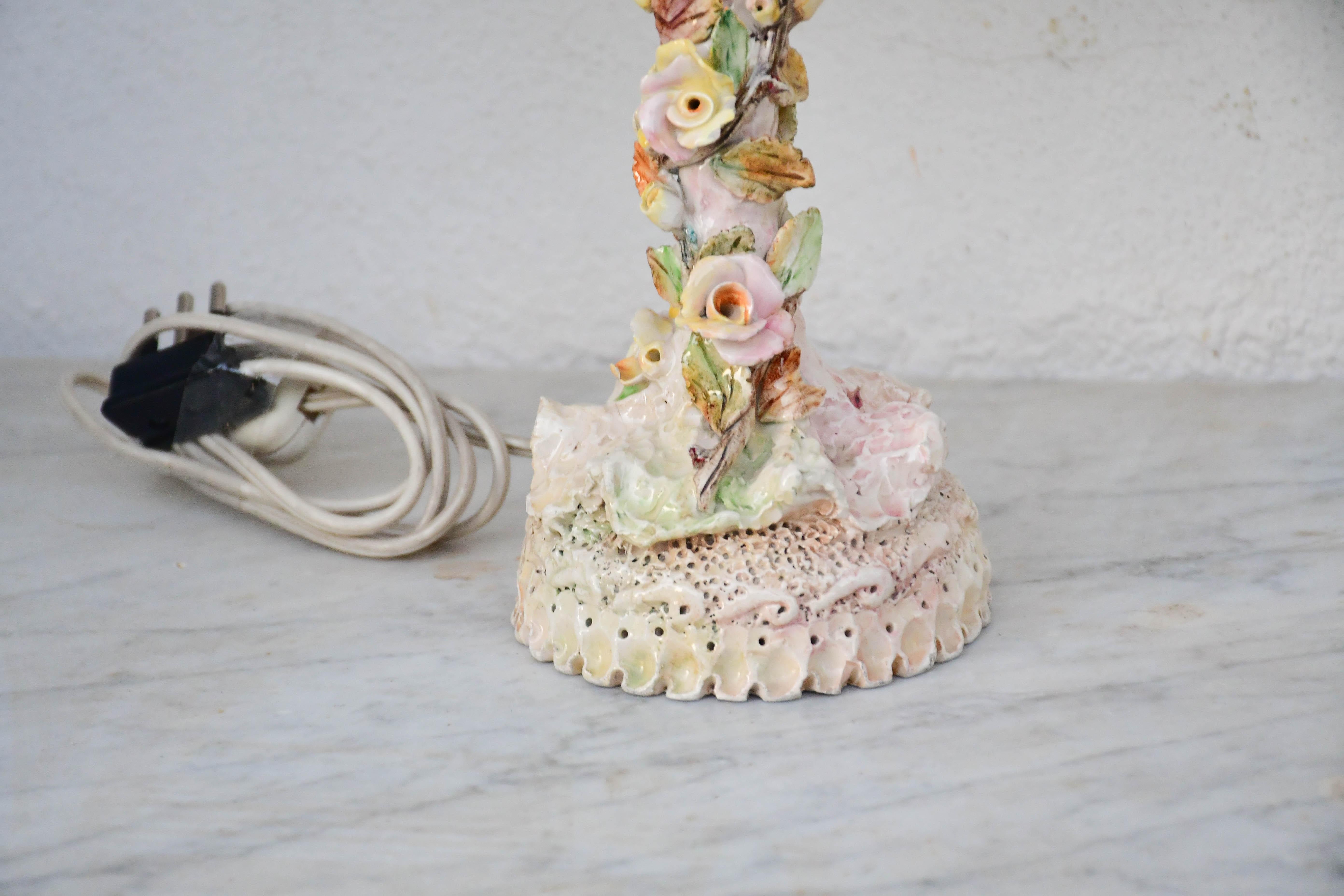 Satz von 2 italienischen Keramik-Tischlampen mit Blumen aus der Mitte des Jahrhunderts (Ende des 20. Jahrhunderts) im Angebot