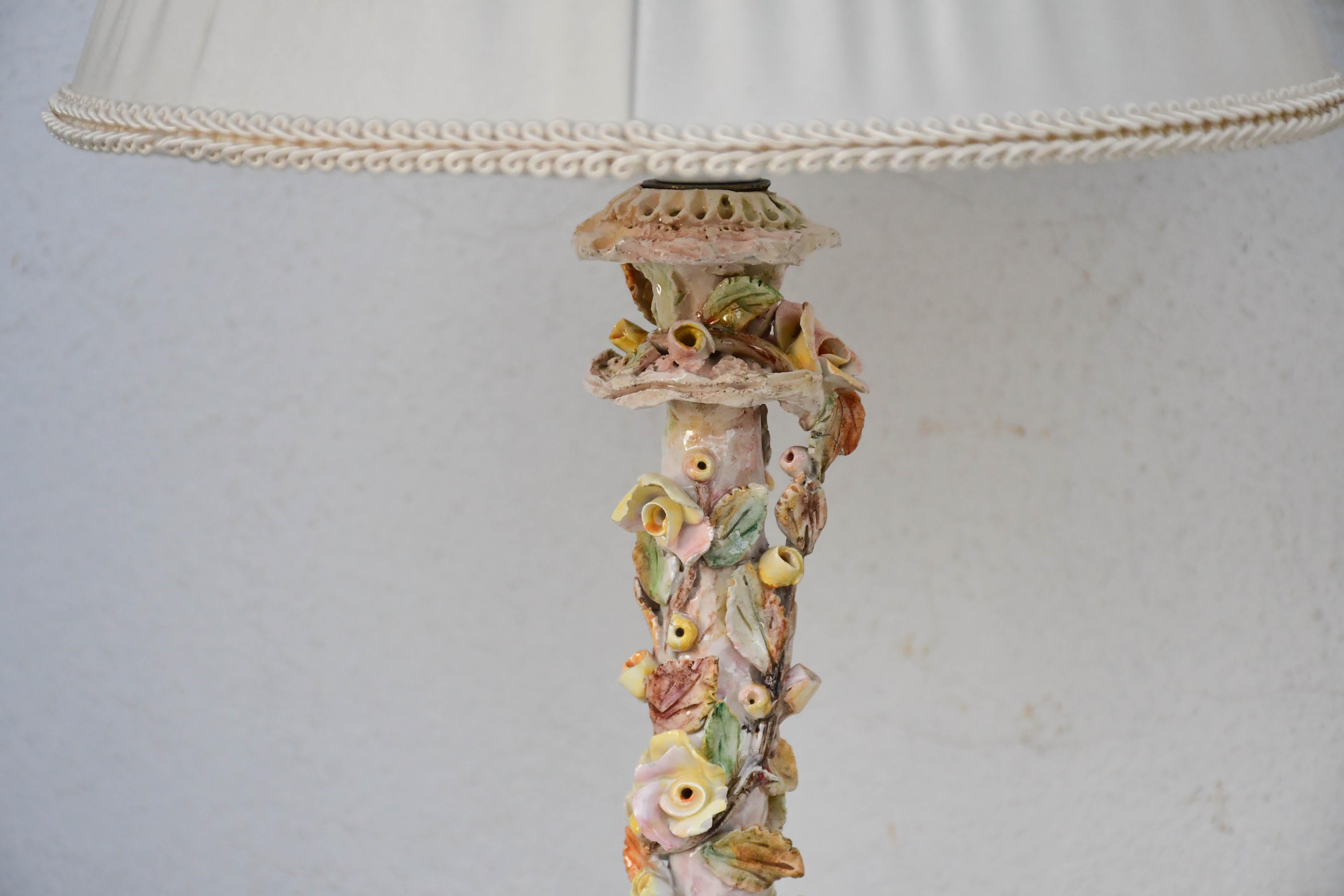 Satz von 2 italienischen Keramik-Tischlampen mit Blumen aus der Mitte des Jahrhunderts im Angebot 1