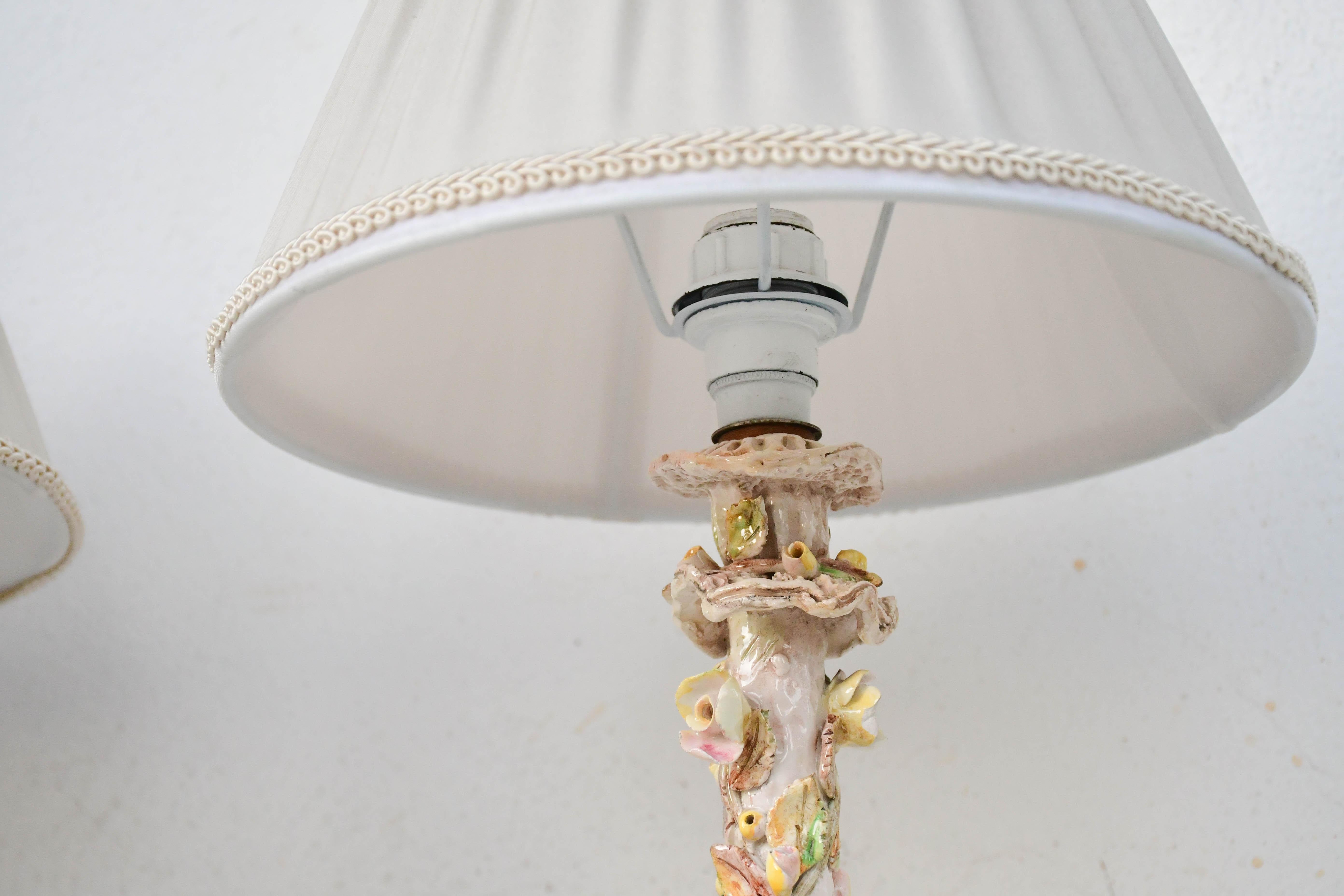 Satz von 2 italienischen Keramik-Tischlampen mit Blumen aus der Mitte des Jahrhunderts im Angebot 3