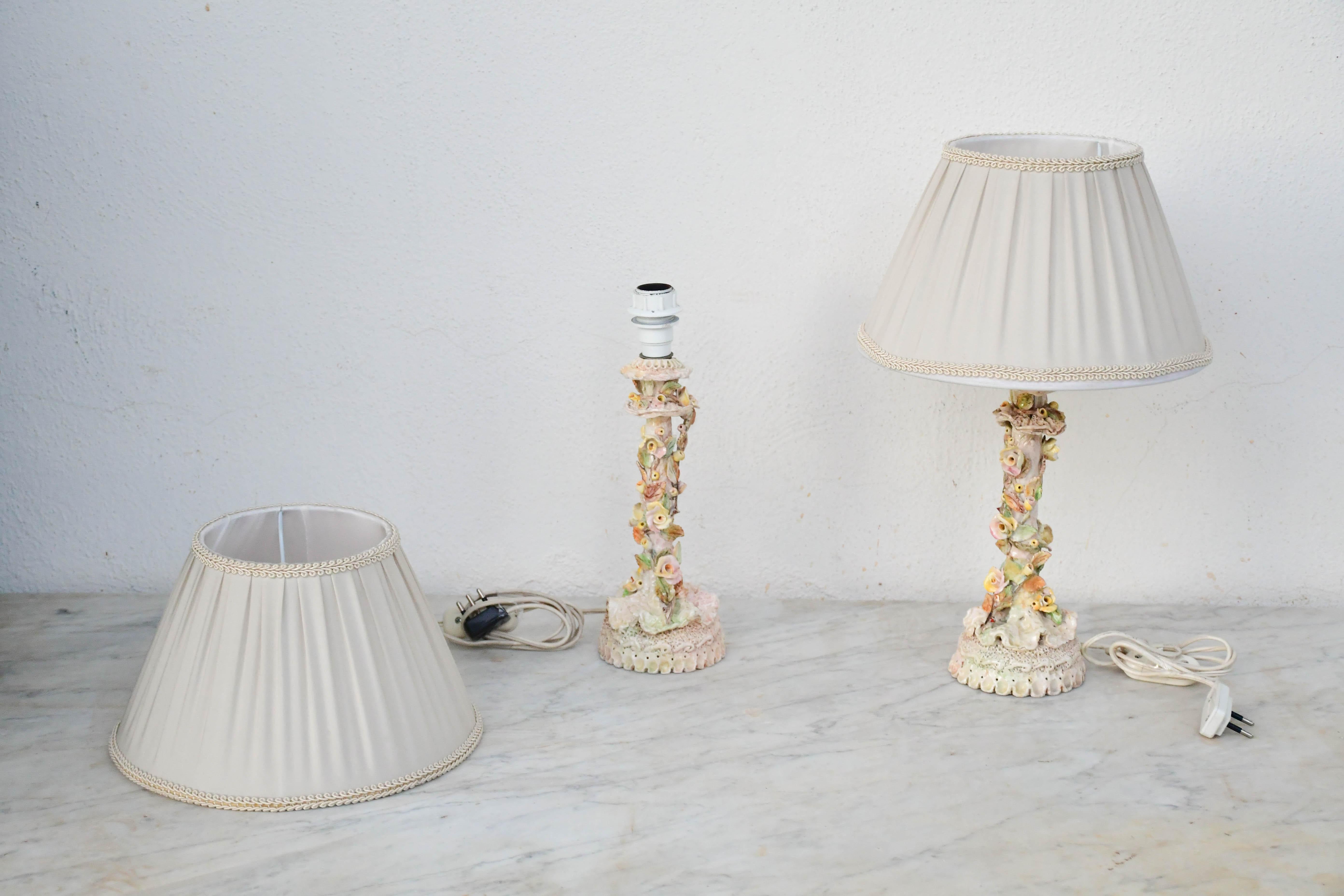 Satz von 2 italienischen Keramik-Tischlampen mit Blumen aus der Mitte des Jahrhunderts im Angebot 4