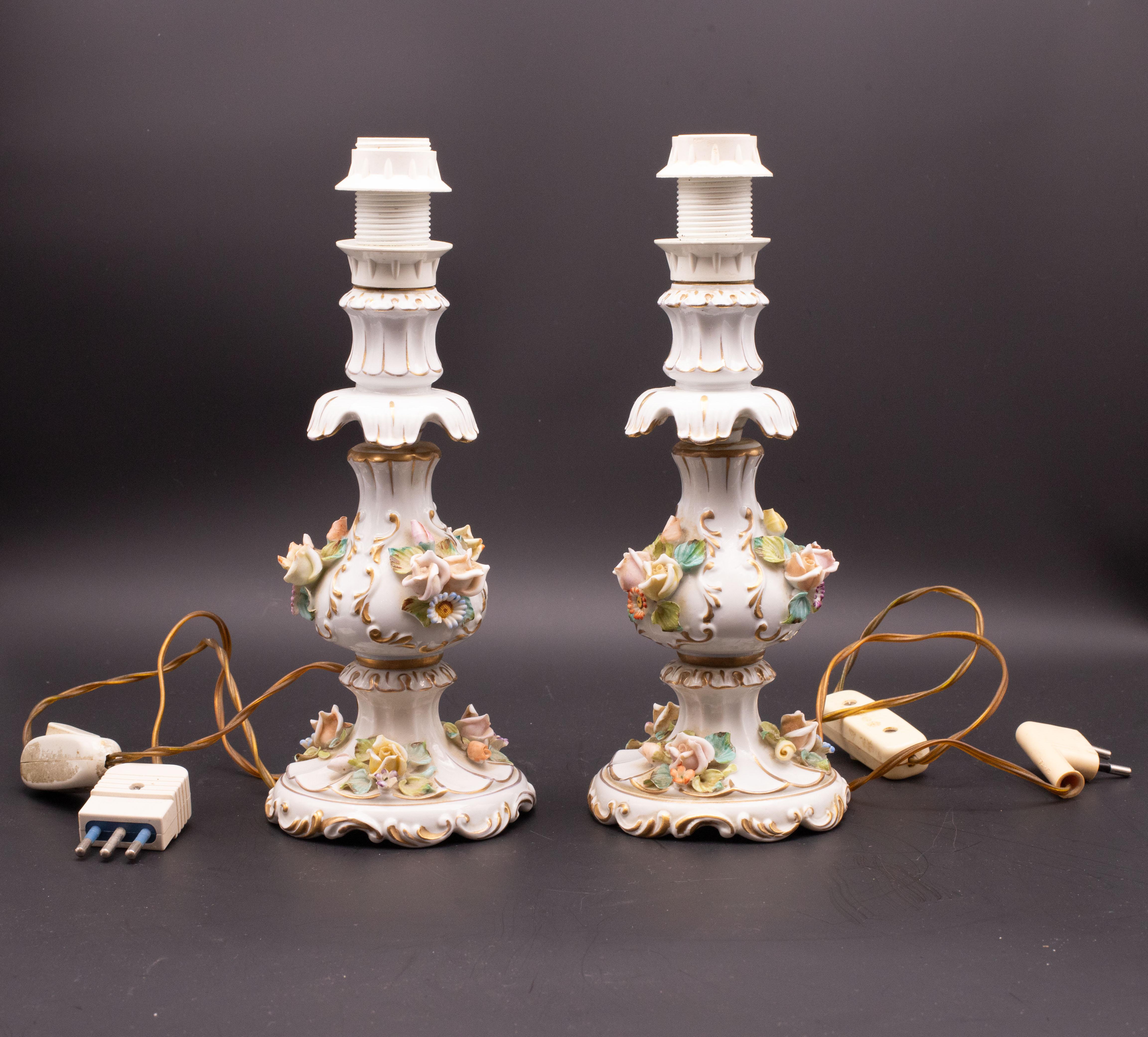 Paire de lampes de table modernes du milieu du siècle en porcelaine de Capodimonte à motifs floraux. Magnifiques lampes topiaires en porcelaine tendre du milieu du siècle, avec une utilisation frappante des couleurs et une fantaisie générale. Cette