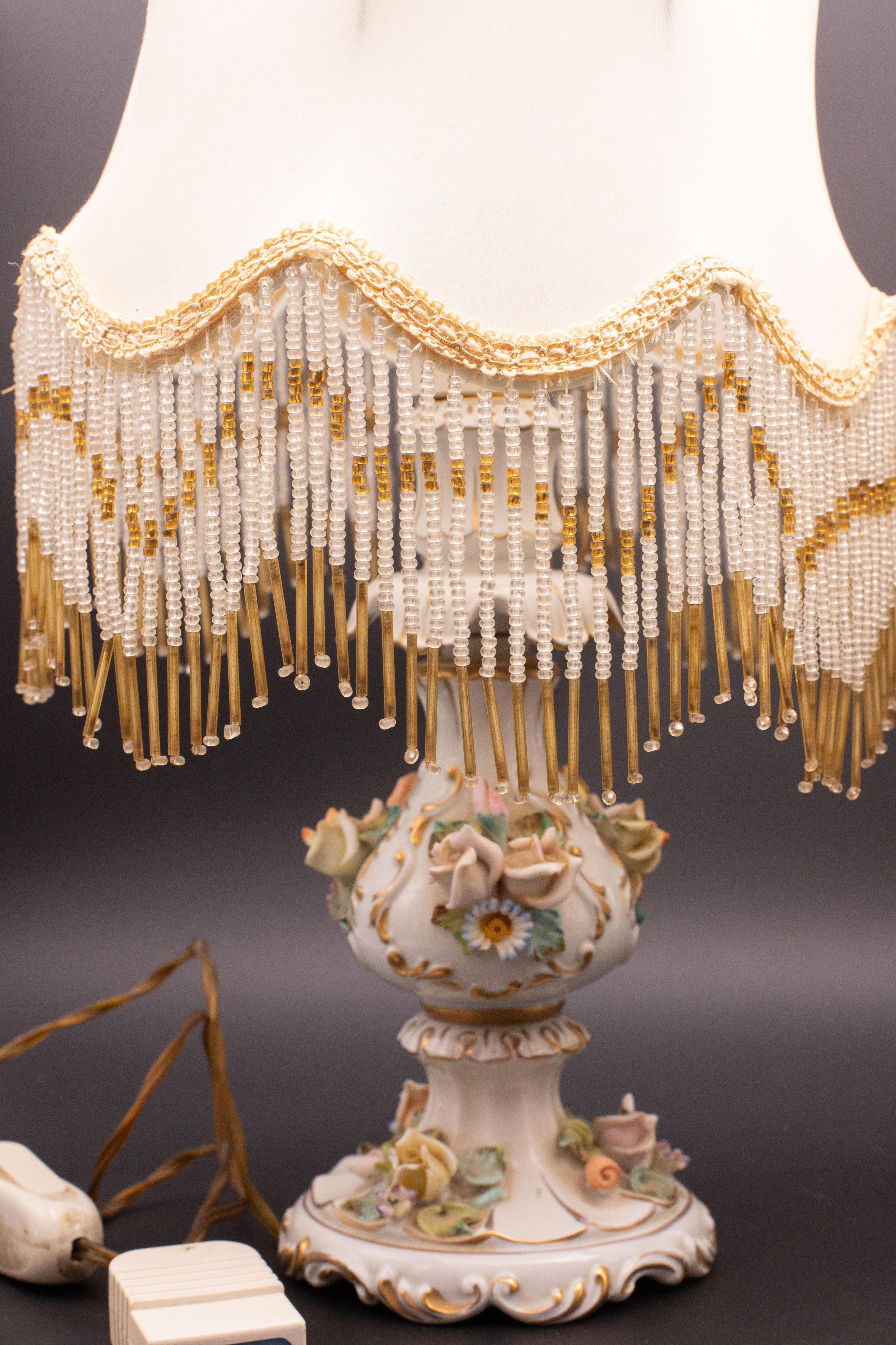 Hollywood Regency Lot de 2 lampes de table en porcelaine Capodimonte de style Modernity du milieu du siècle dernier en vente