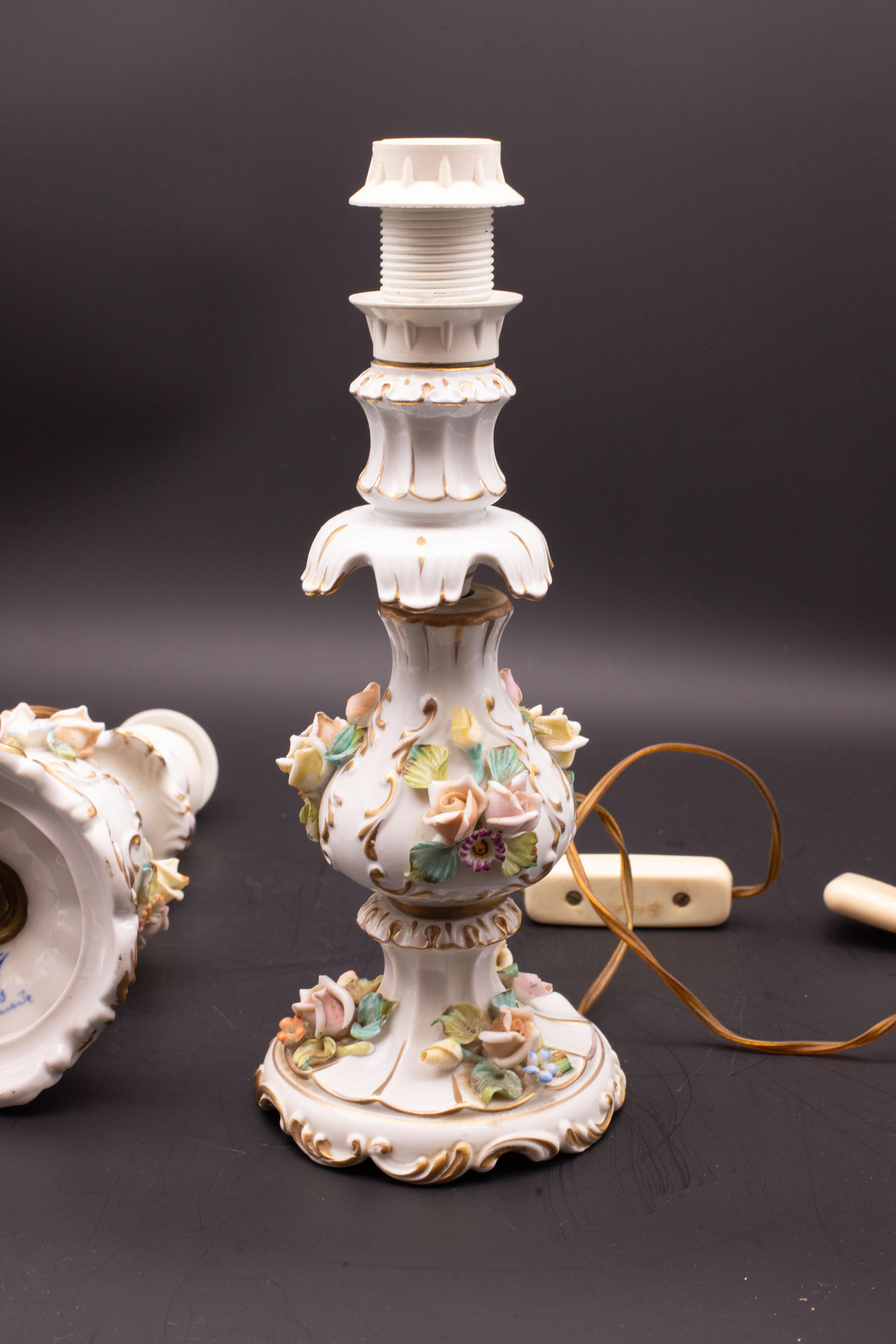 Lot de 2 lampes de table en porcelaine Capodimonte de style Modernity du milieu du siècle dernier Bon état - En vente à Roma, IT