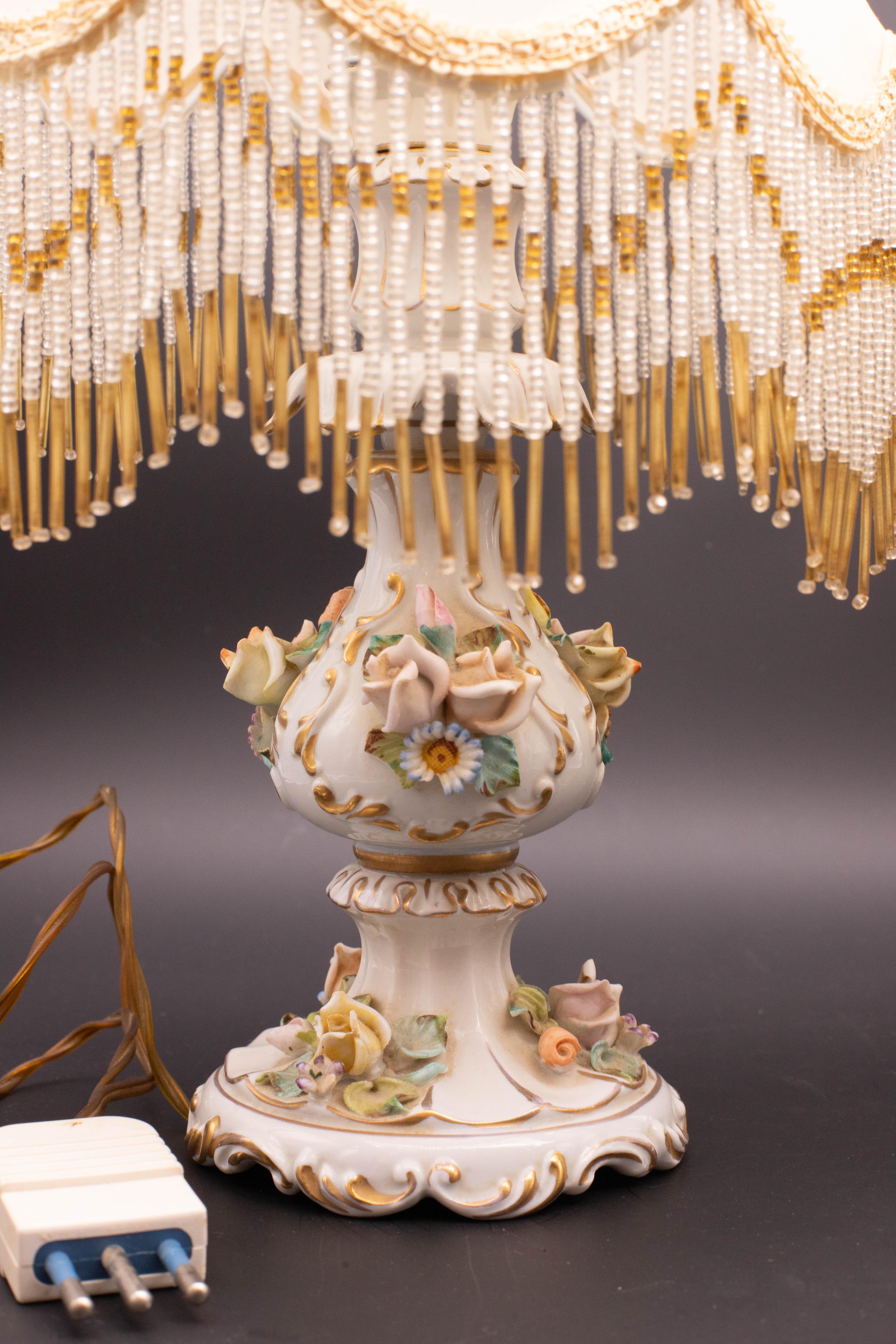 Milieu du XXe siècle Lot de 2 lampes de table en porcelaine Capodimonte de style Modernity du milieu du siècle dernier en vente