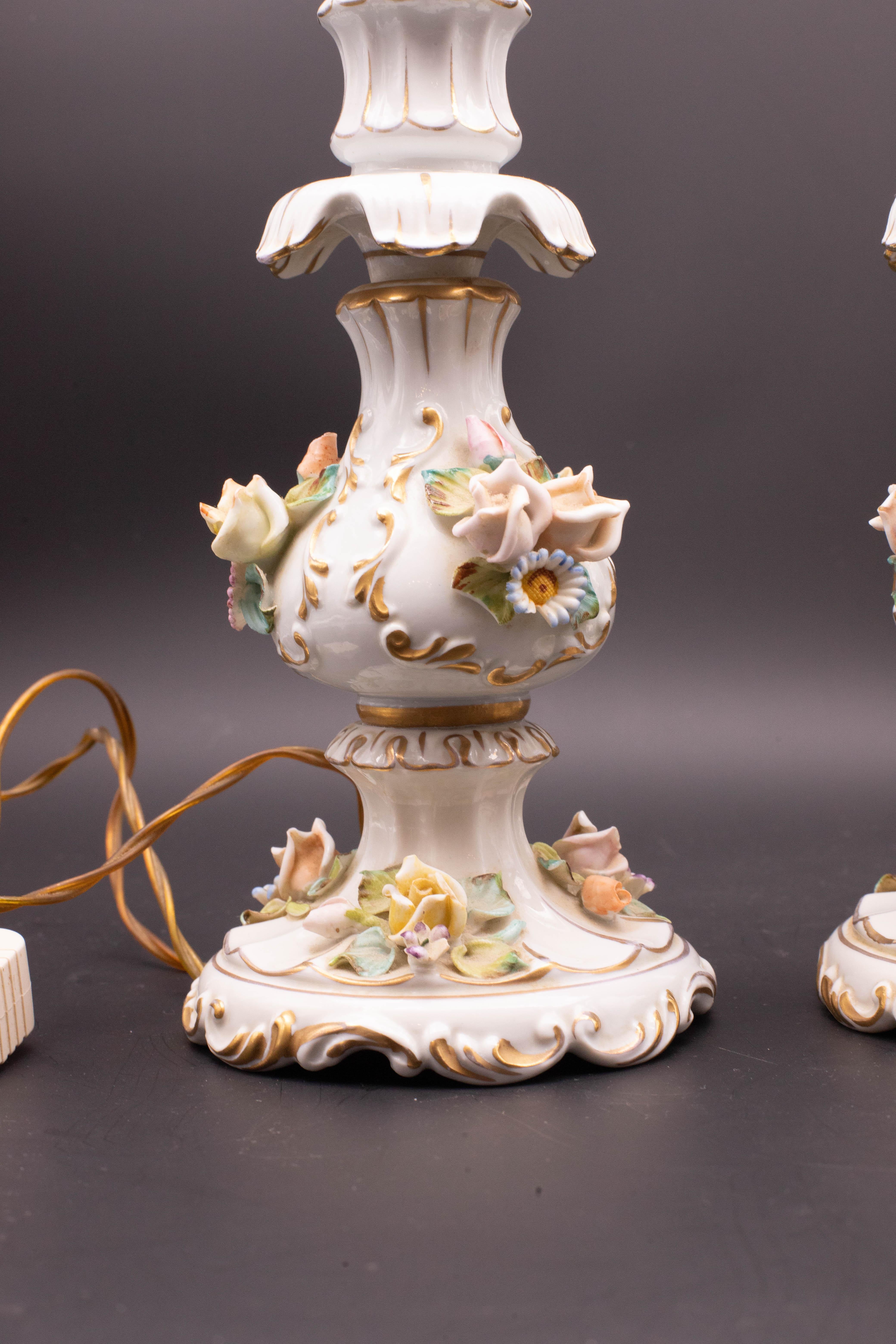 Lot de 2 lampes de table en porcelaine Capodimonte de style Modernity du milieu du siècle dernier en vente 2