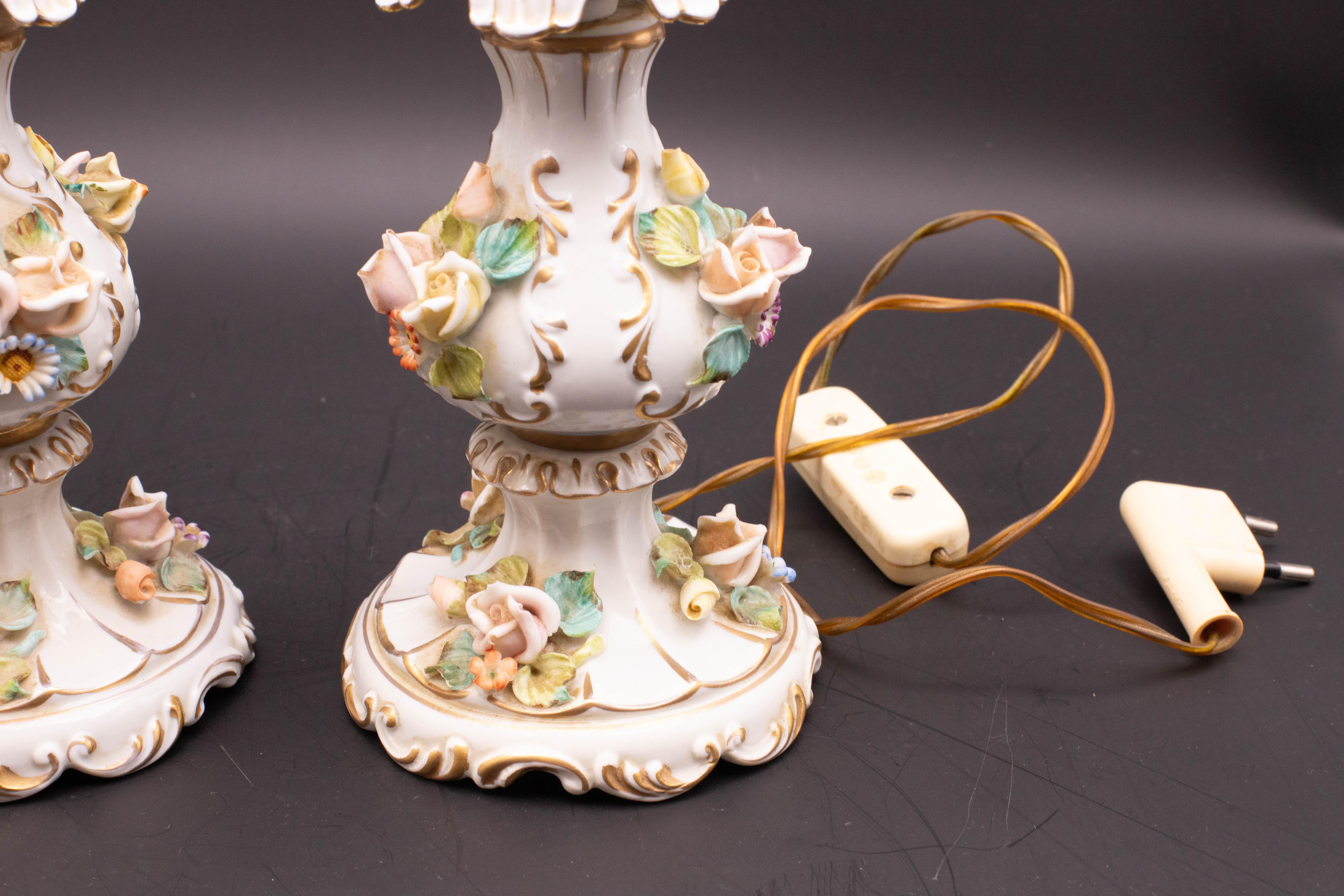 Lot de 2 lampes de table en porcelaine Capodimonte de style Modernity du milieu du siècle dernier en vente 3