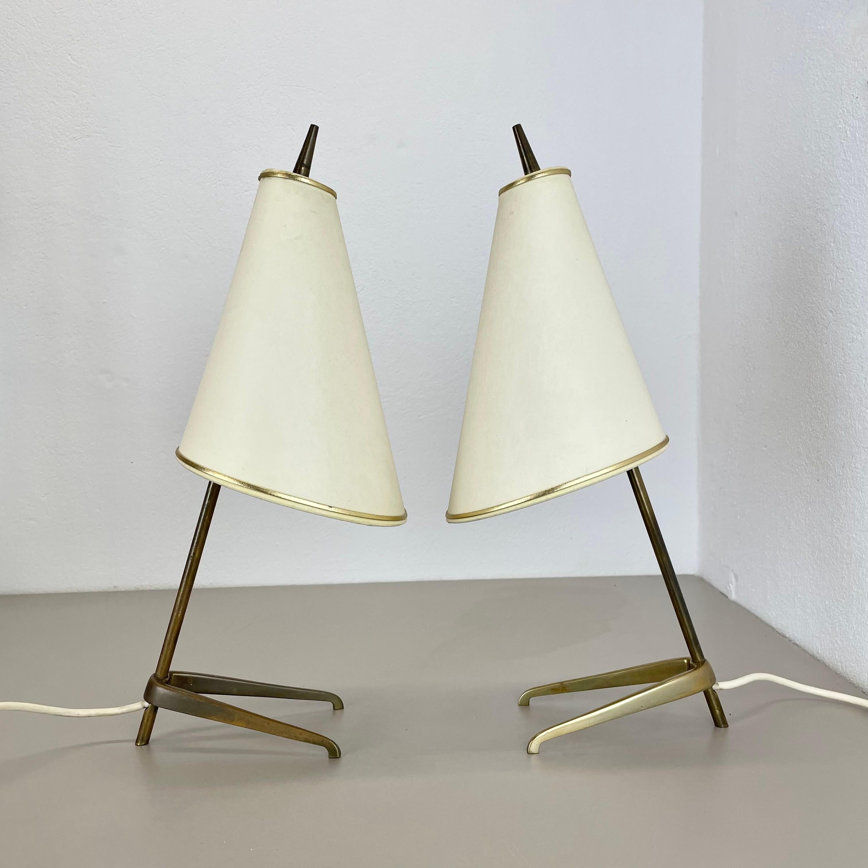 Article :

lampe de table, ensemble de 2


Origine :

Autriche


Design/One :


attribué à J. T. KALMAR


Âge :

1950s


Cette lampe de table vintage originale a été conçue et produite dans les années 1950 en Autriche par J.T. KALMAR L'élément de