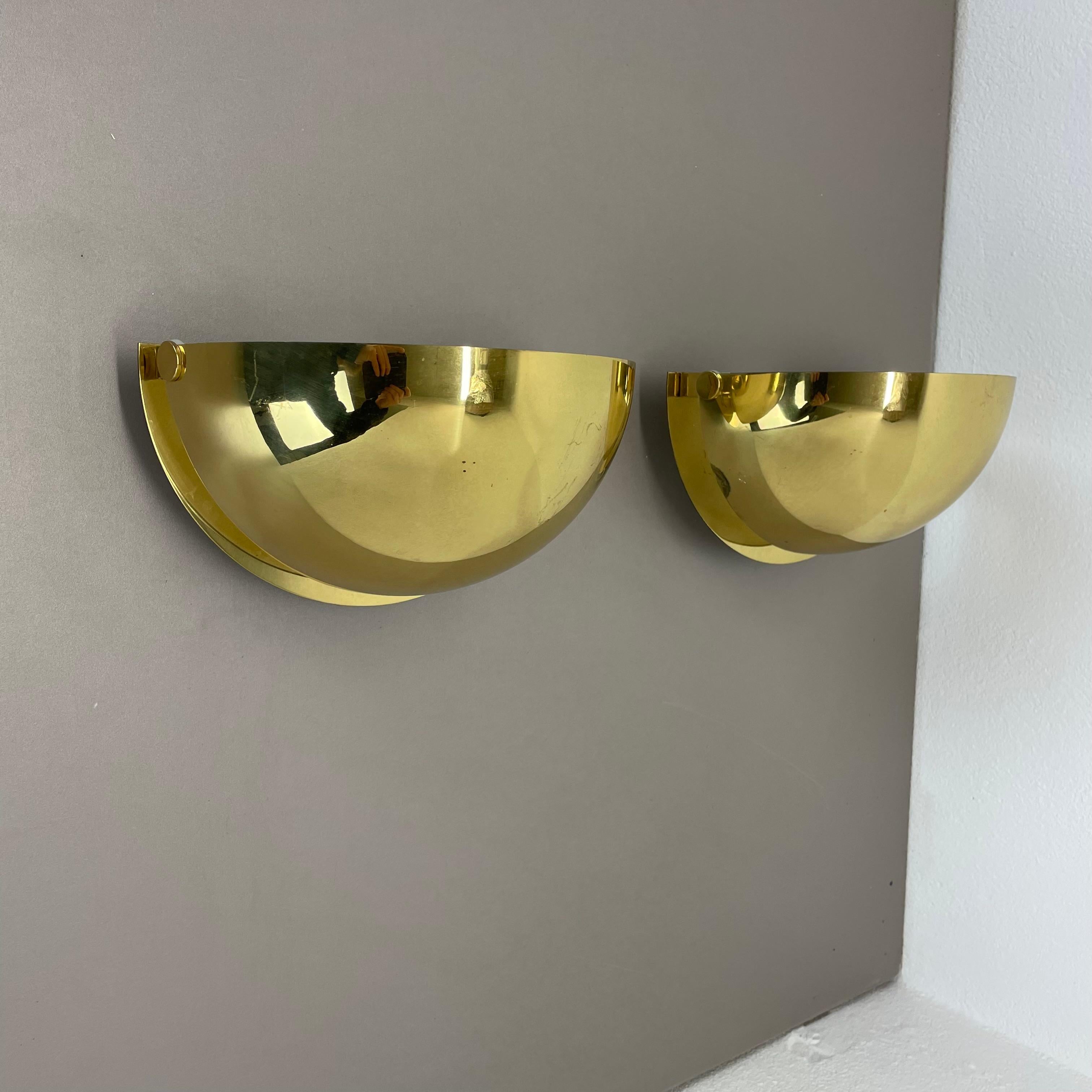 Articolo:

set di 2 luci da parete


Origine: ITALIA, alla maniera di Stilnovo e Sciolari.



Età:

1980s



Questo set di luci moderniste è stato prodotto in Italia negli anni Ottanta. È realizzato in ottone massiccio con una sorgente luminosa per