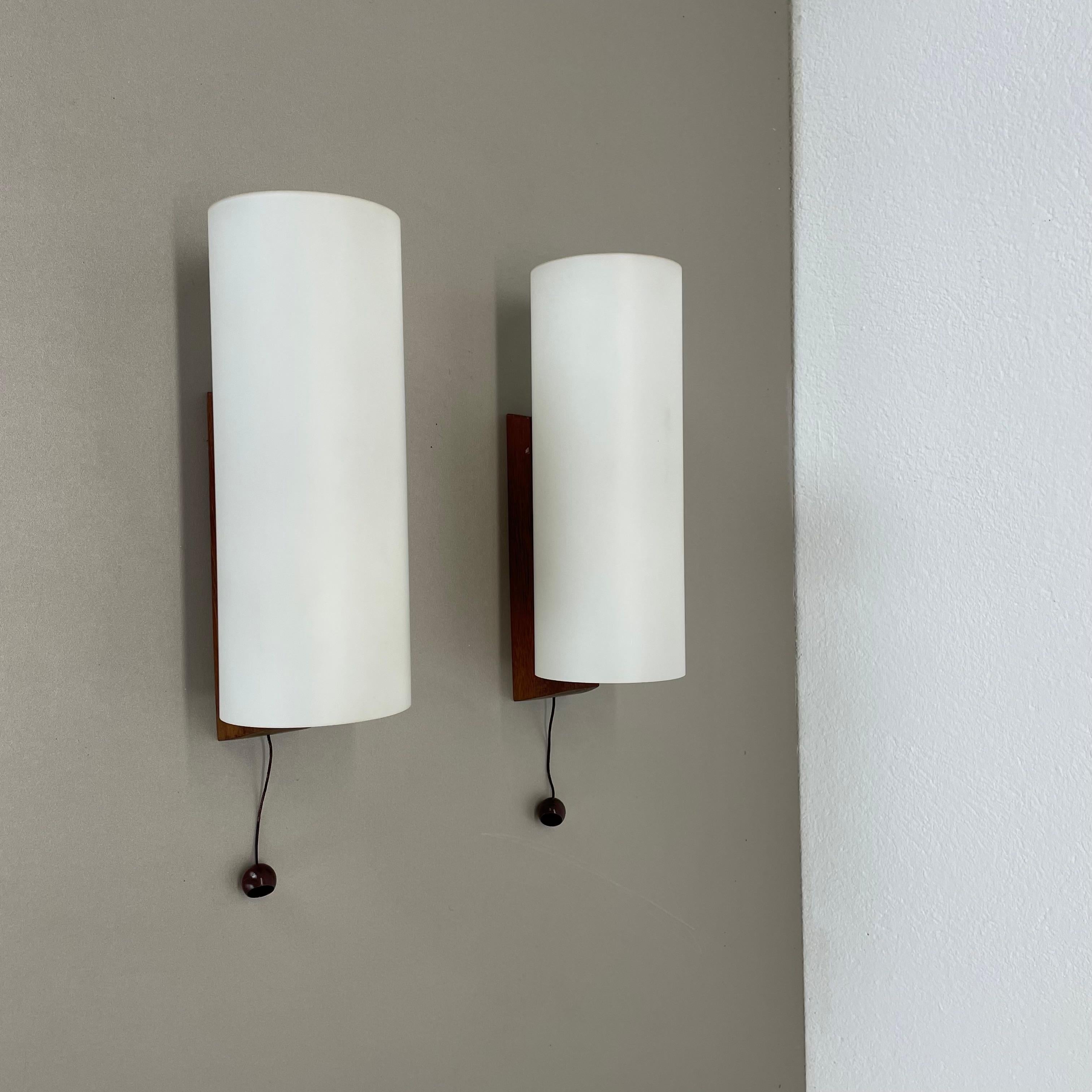 Lot de 2 appliques minimalistes en verre blanc satiné et teck, Danemark, années 1960 en vente 3