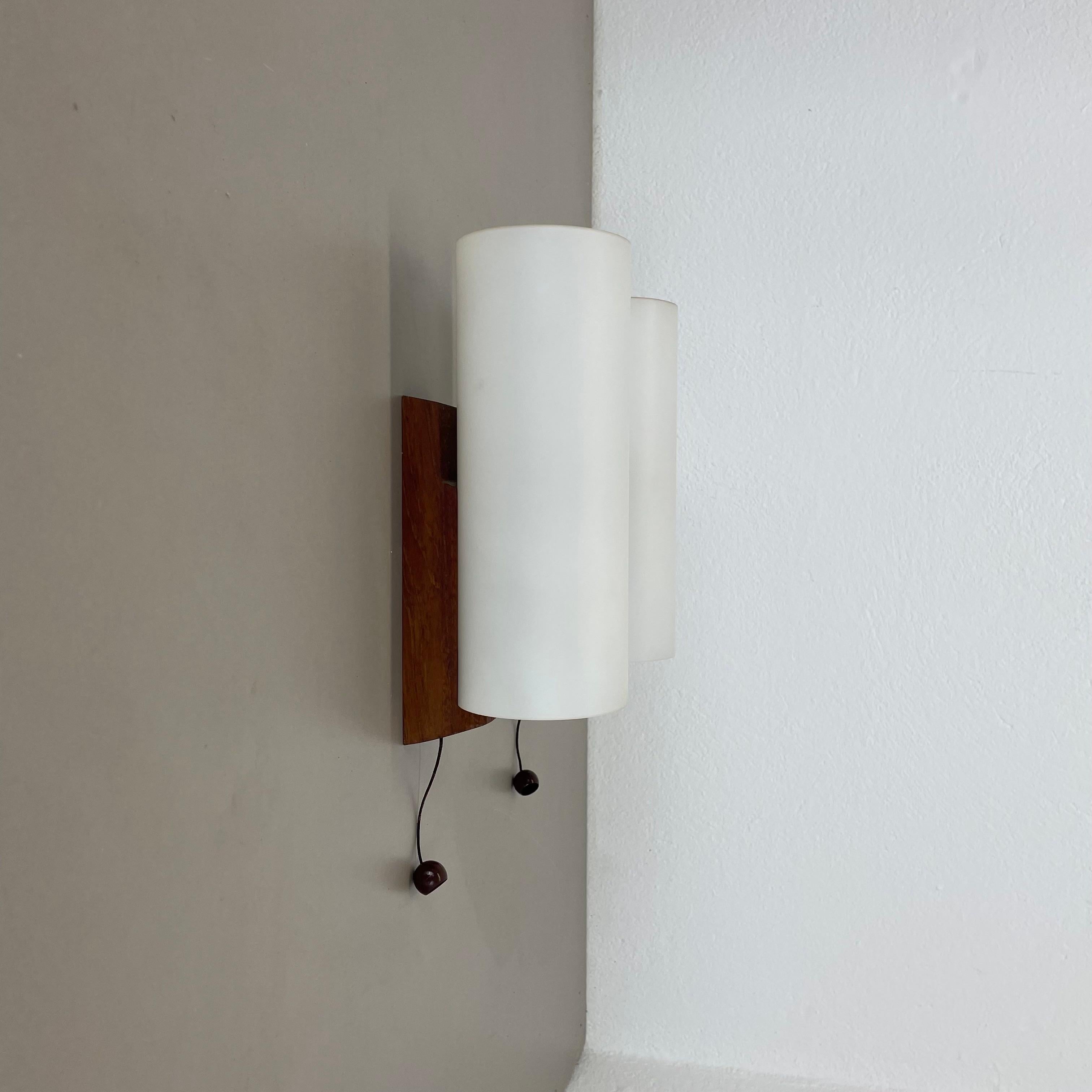 Lot de 2 appliques minimalistes en verre blanc satiné et teck, Danemark, années 1960 en vente 4