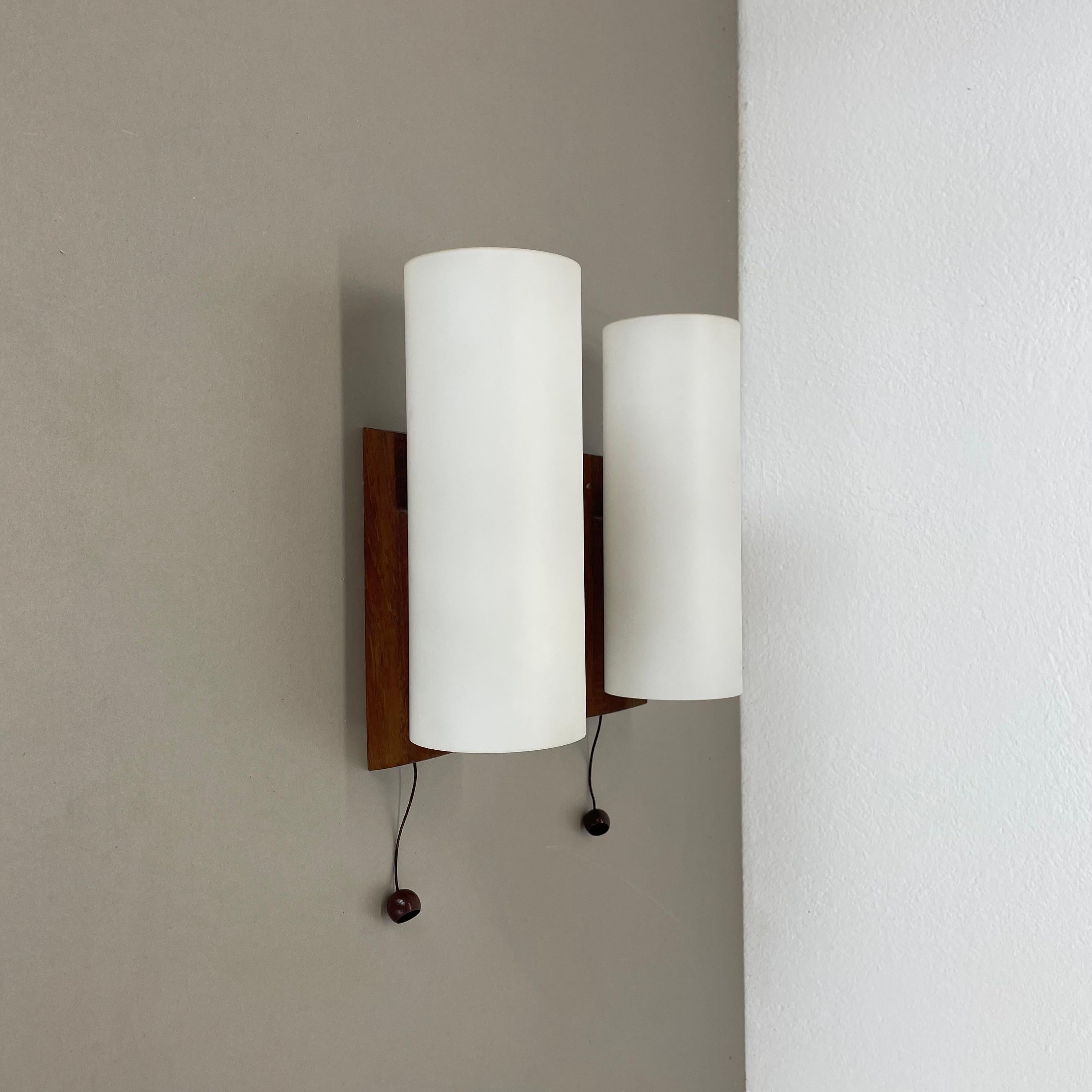 Lot de 2 appliques minimalistes en verre blanc satiné et teck, Danemark, années 1960 en vente 5