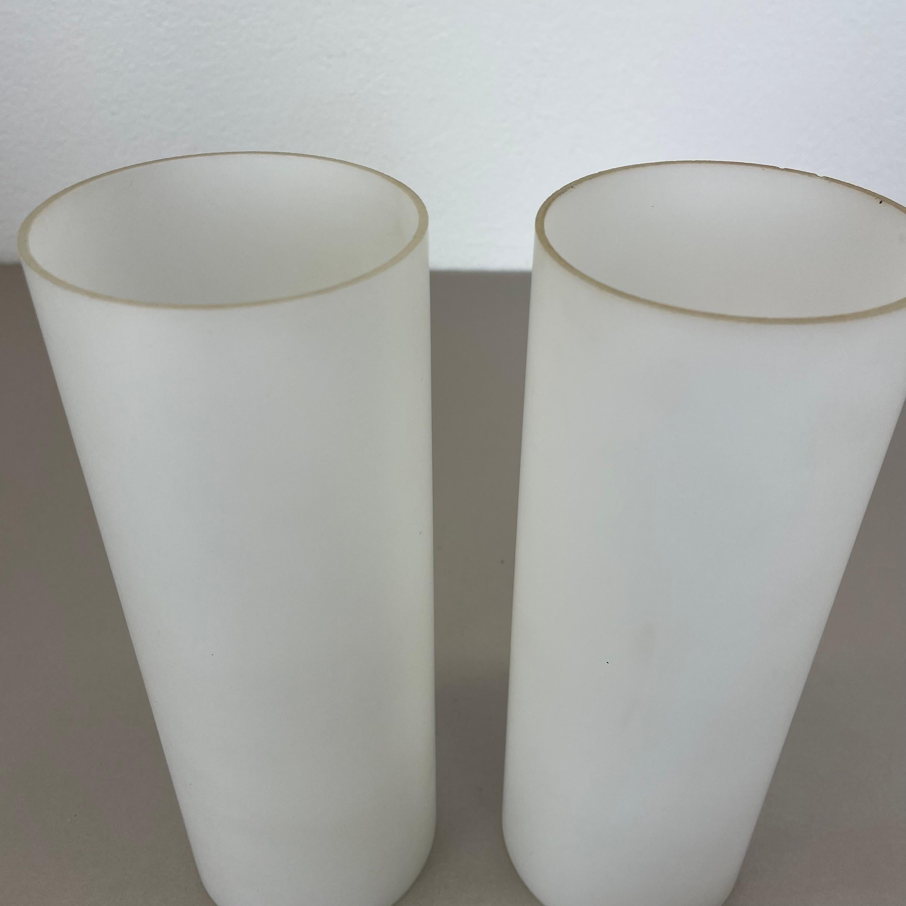 Lot de 2 appliques minimalistes en verre blanc satiné et teck, Danemark, années 1960 en vente 6