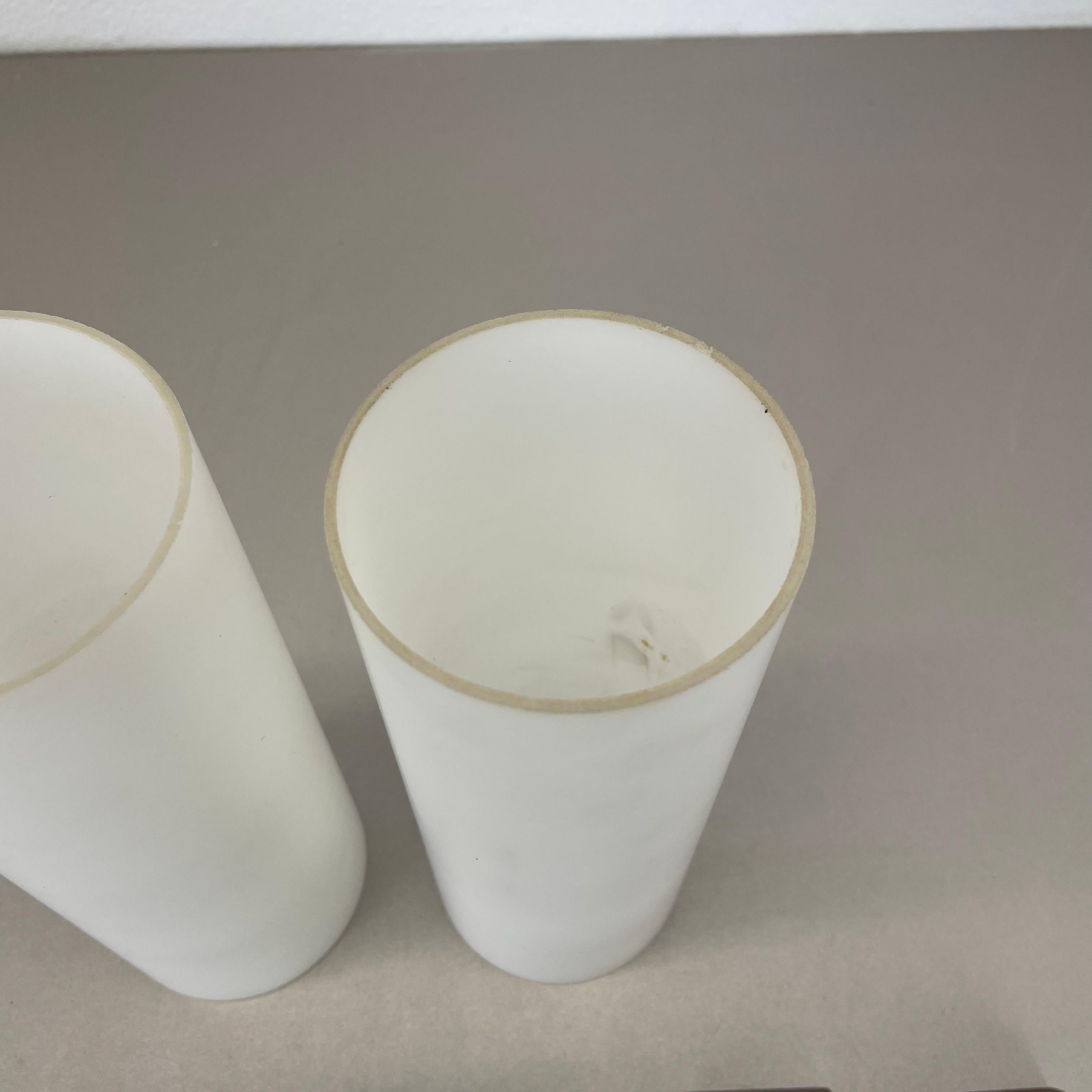 Lot de 2 appliques minimalistes en verre blanc satiné et teck, Danemark, années 1960 en vente 7