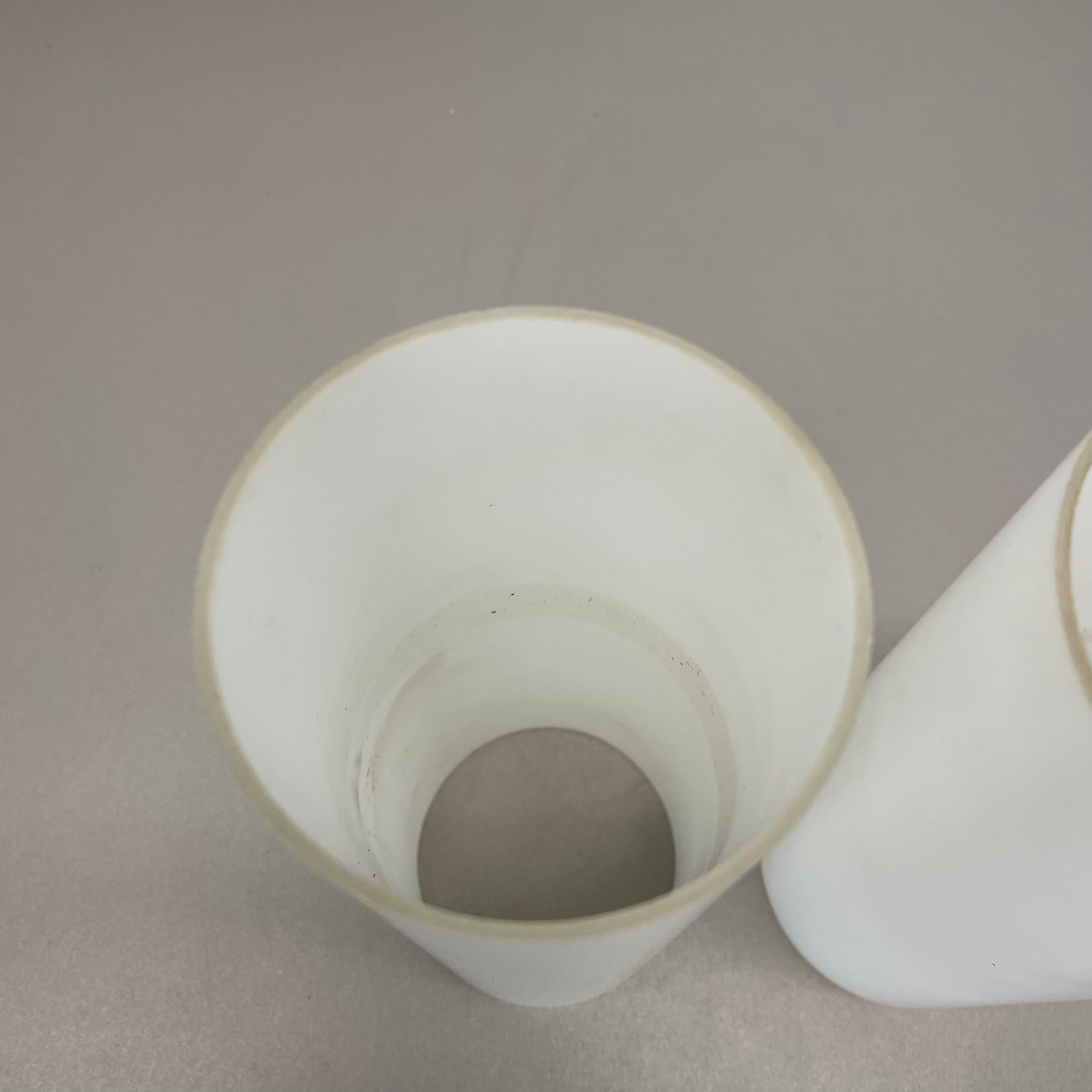 Lot de 2 appliques minimalistes en verre blanc satiné et teck, Danemark, années 1960 en vente 8