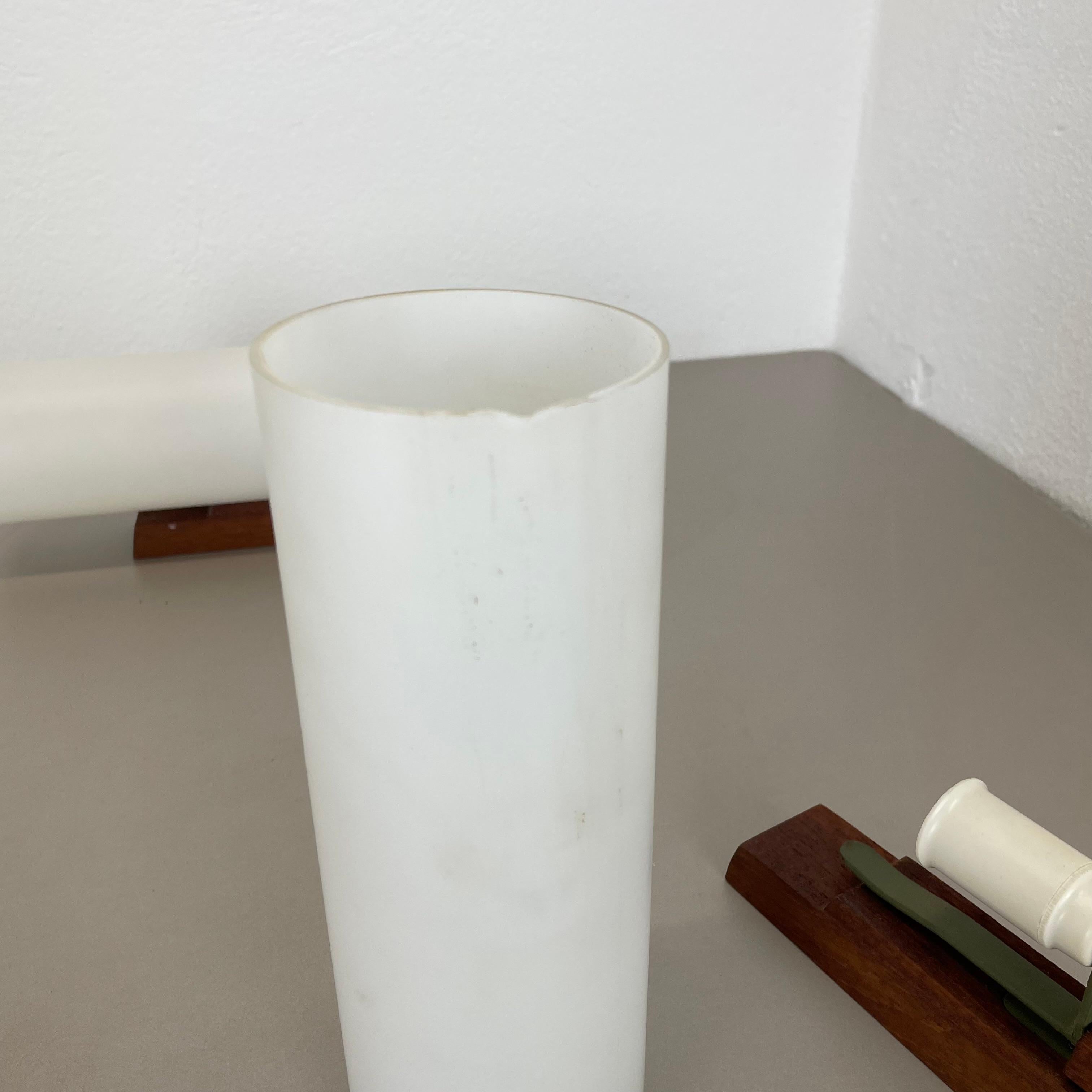 Lot de 2 appliques minimalistes en verre blanc satiné et teck, Danemark, années 1960 en vente 9