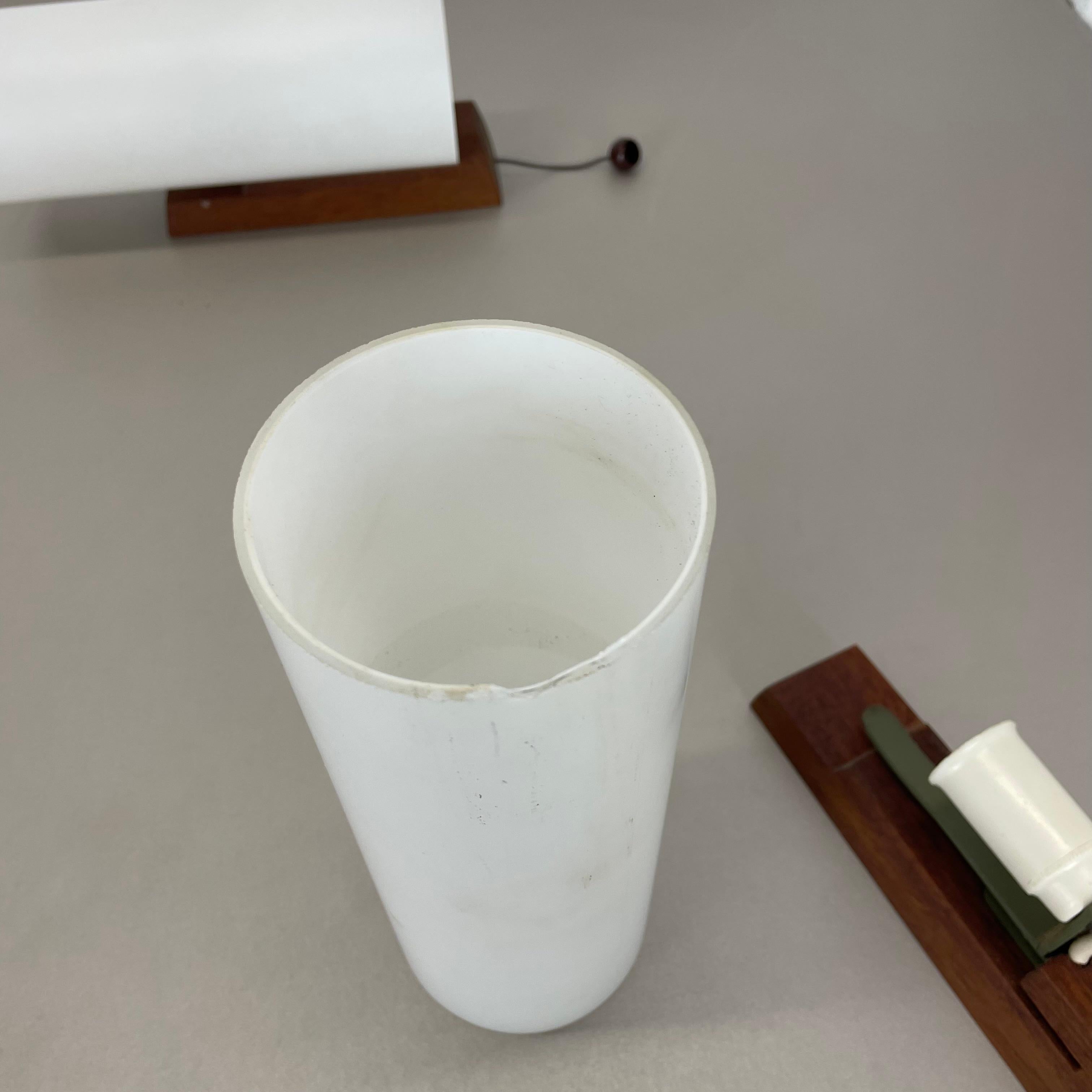 Lot de 2 appliques minimalistes en verre blanc satiné et teck, Danemark, années 1960 en vente 10