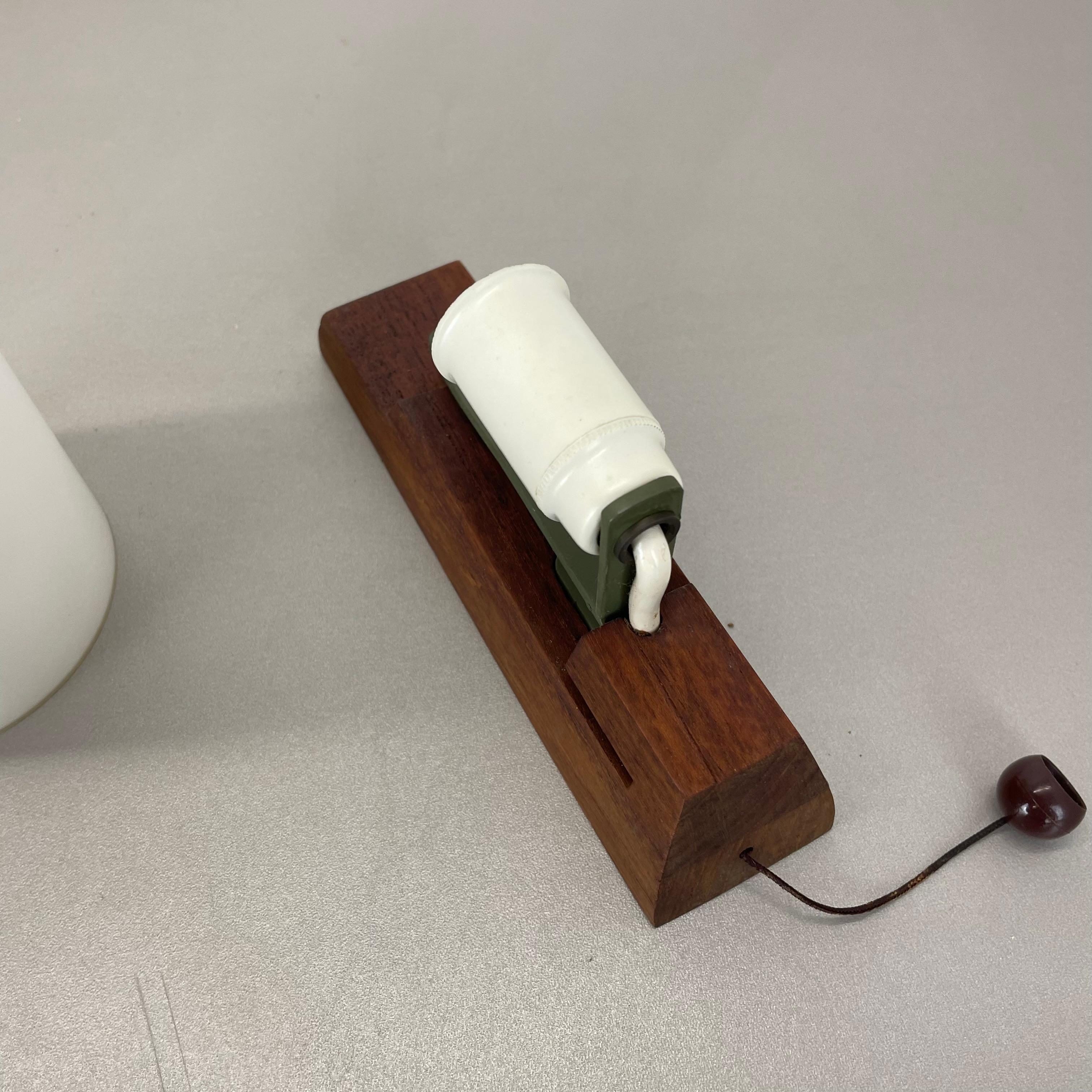Lot de 2 appliques minimalistes en verre blanc satiné et teck, Danemark, années 1960 en vente 11