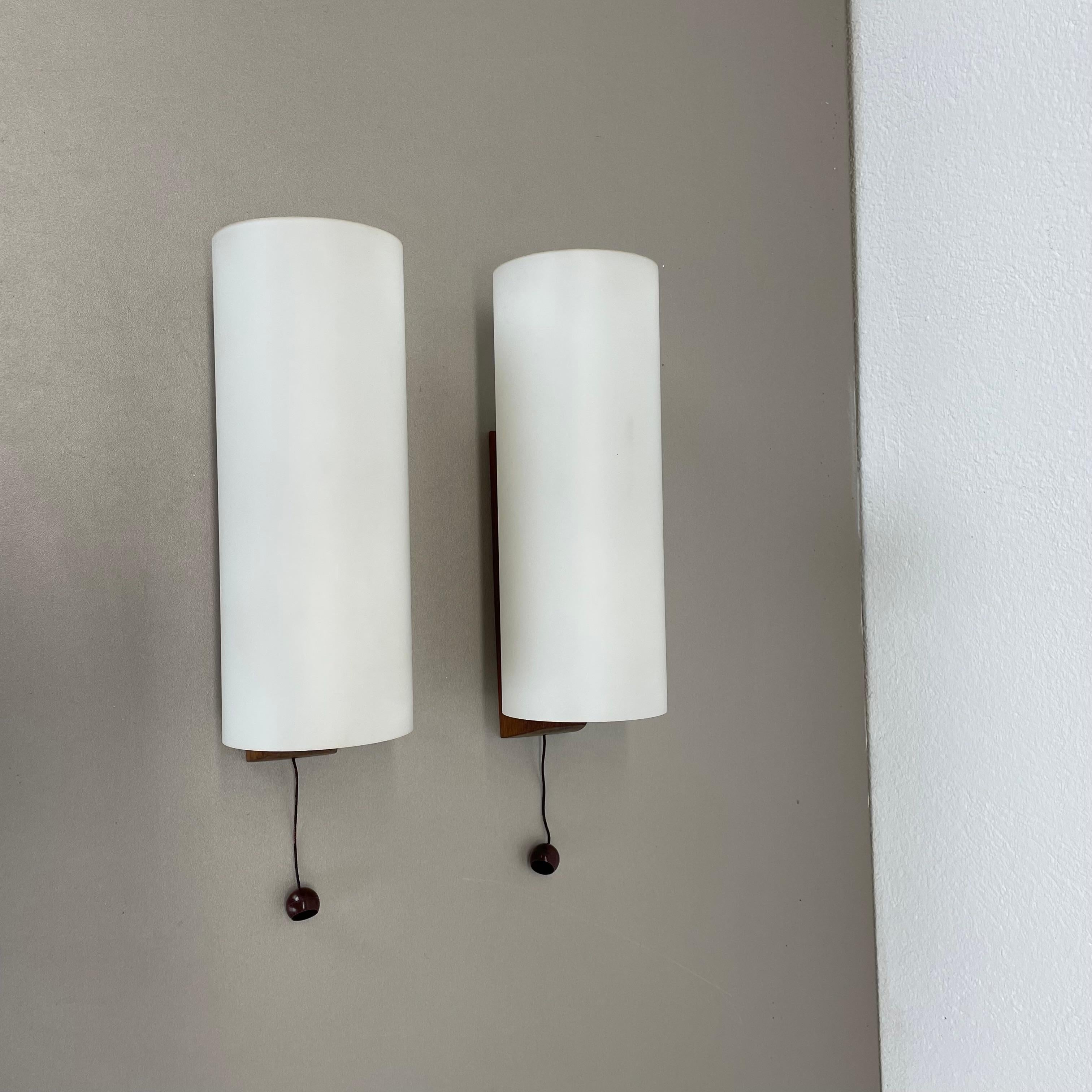 Article :

applique murale set of 2


Origine :

Danemark


Âge :

1960s




Cet ensemble d'appliques modernistes a été produit au Danemark dans les années 1960. Le luminaire est doté d'une fixation murale en bois de teck massif et d'un grand