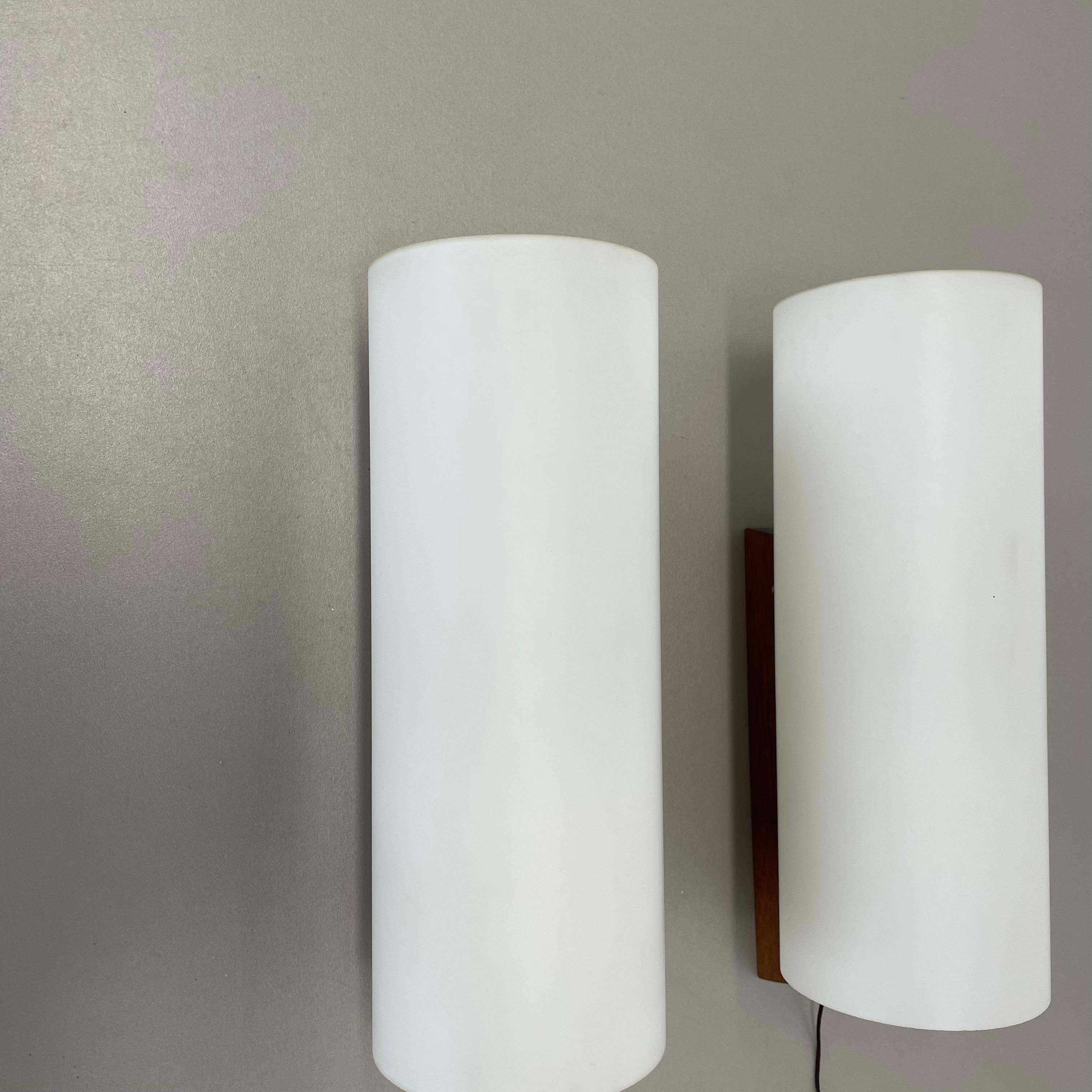 Mid-Century Modern Lot de 2 appliques minimalistes en verre blanc satiné et teck, Danemark, années 1960 en vente