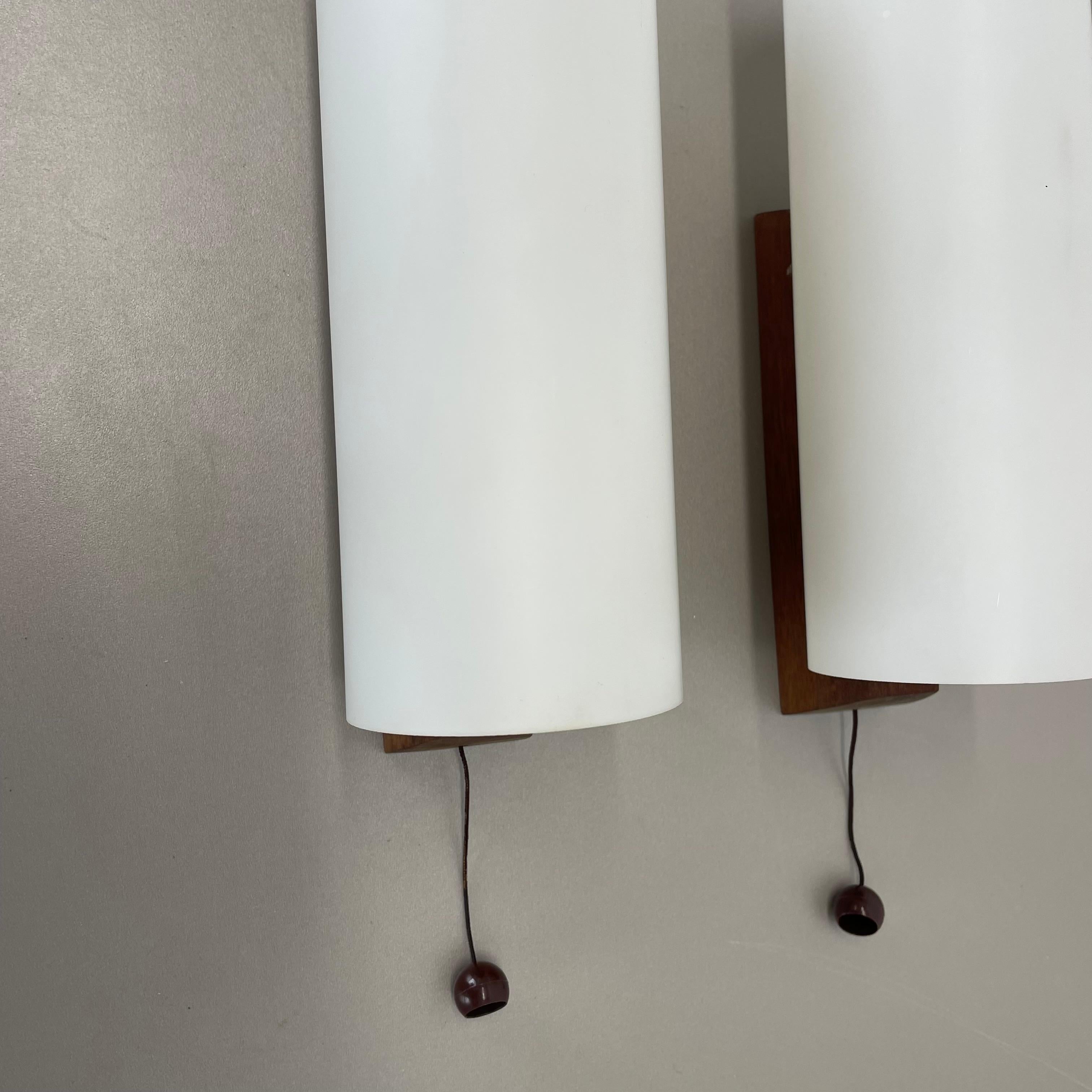 Danois Lot de 2 appliques minimalistes en verre blanc satiné et teck, Danemark, années 1960 en vente