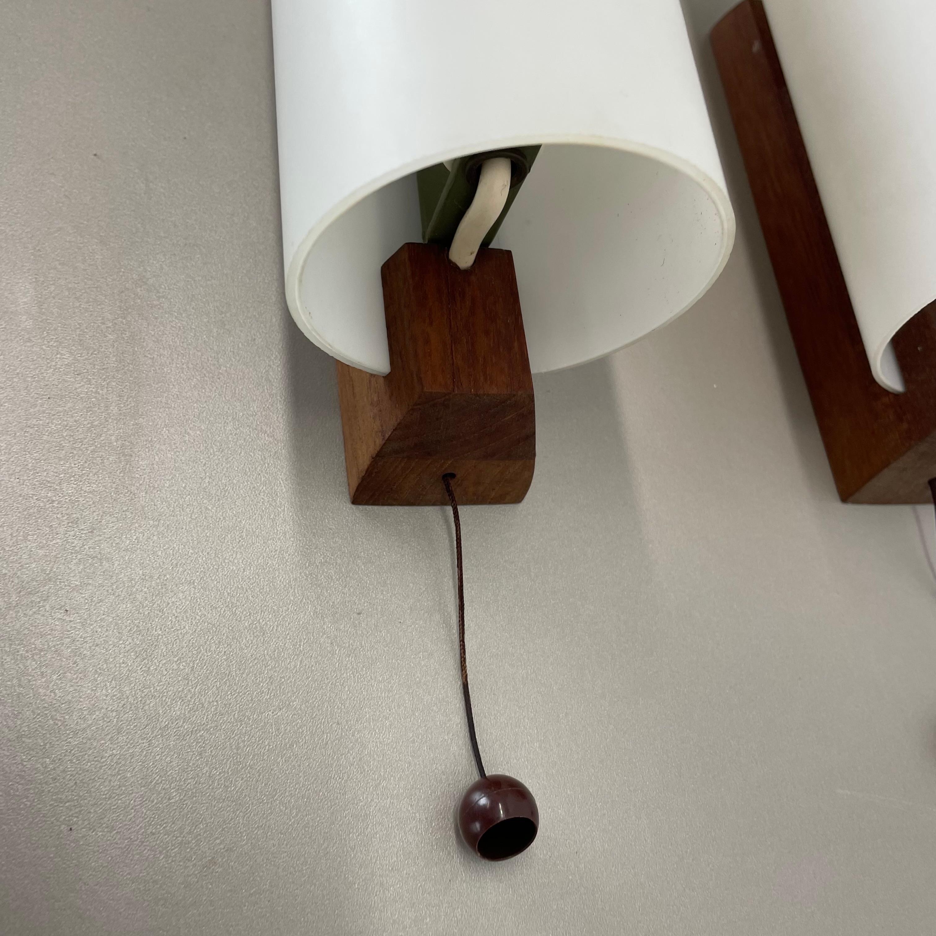 Lot de 2 appliques minimalistes en verre blanc satiné et teck, Danemark, années 1960 Bon état - En vente à Kirchlengern, DE
