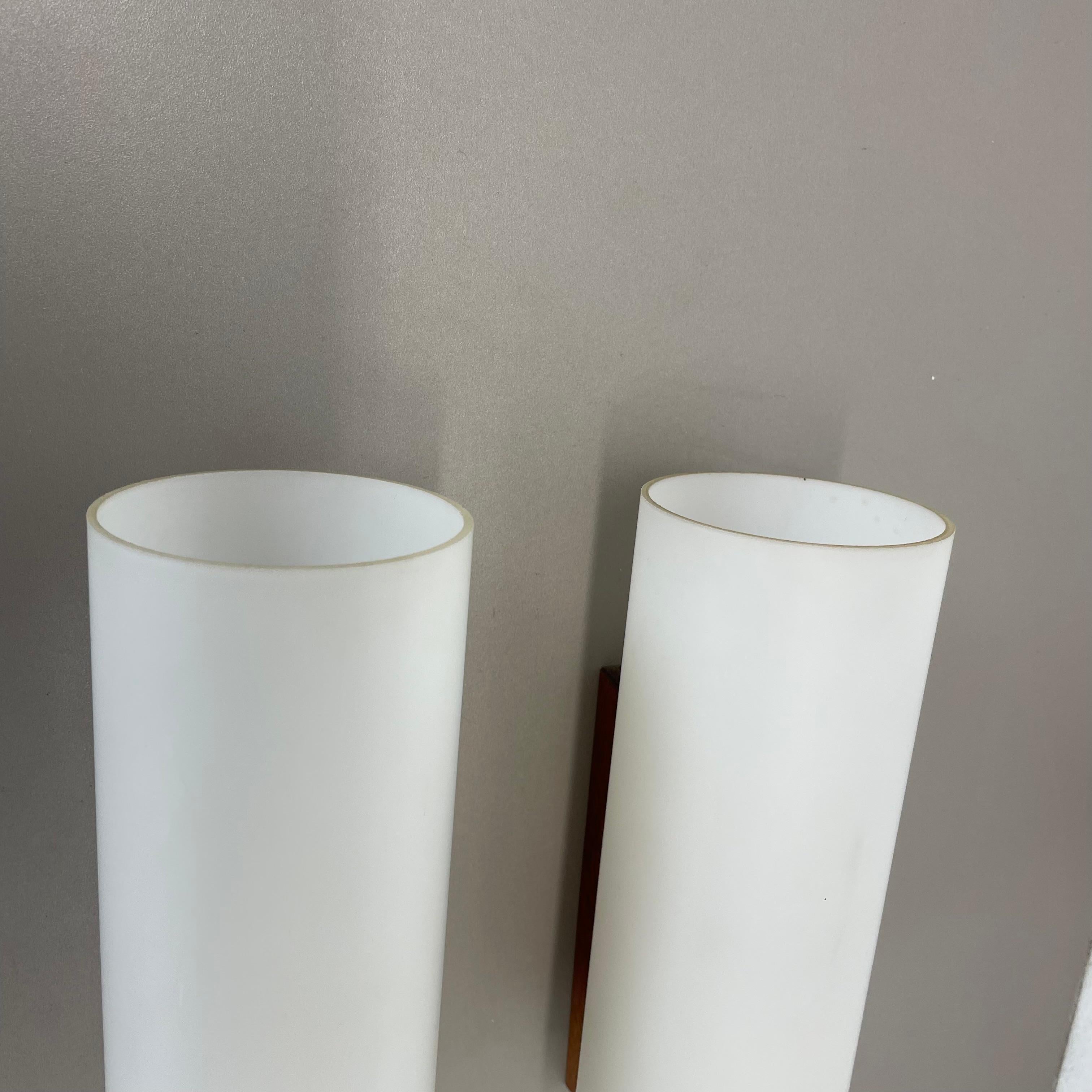 Métal Lot de 2 appliques minimalistes en verre blanc satiné et teck, Danemark, années 1960 en vente