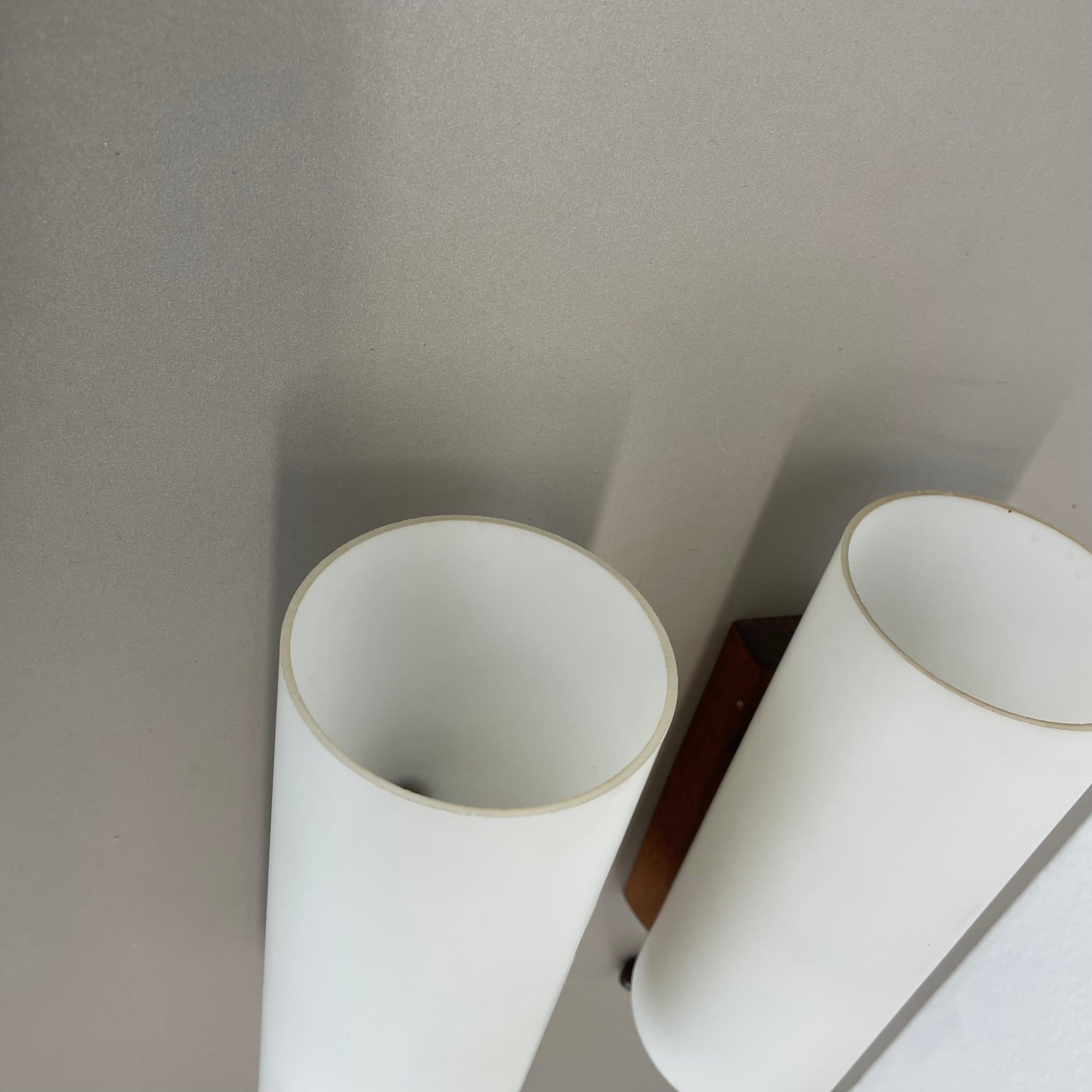 Lot de 2 appliques minimalistes en verre blanc satiné et teck, Danemark, années 1960 en vente 1