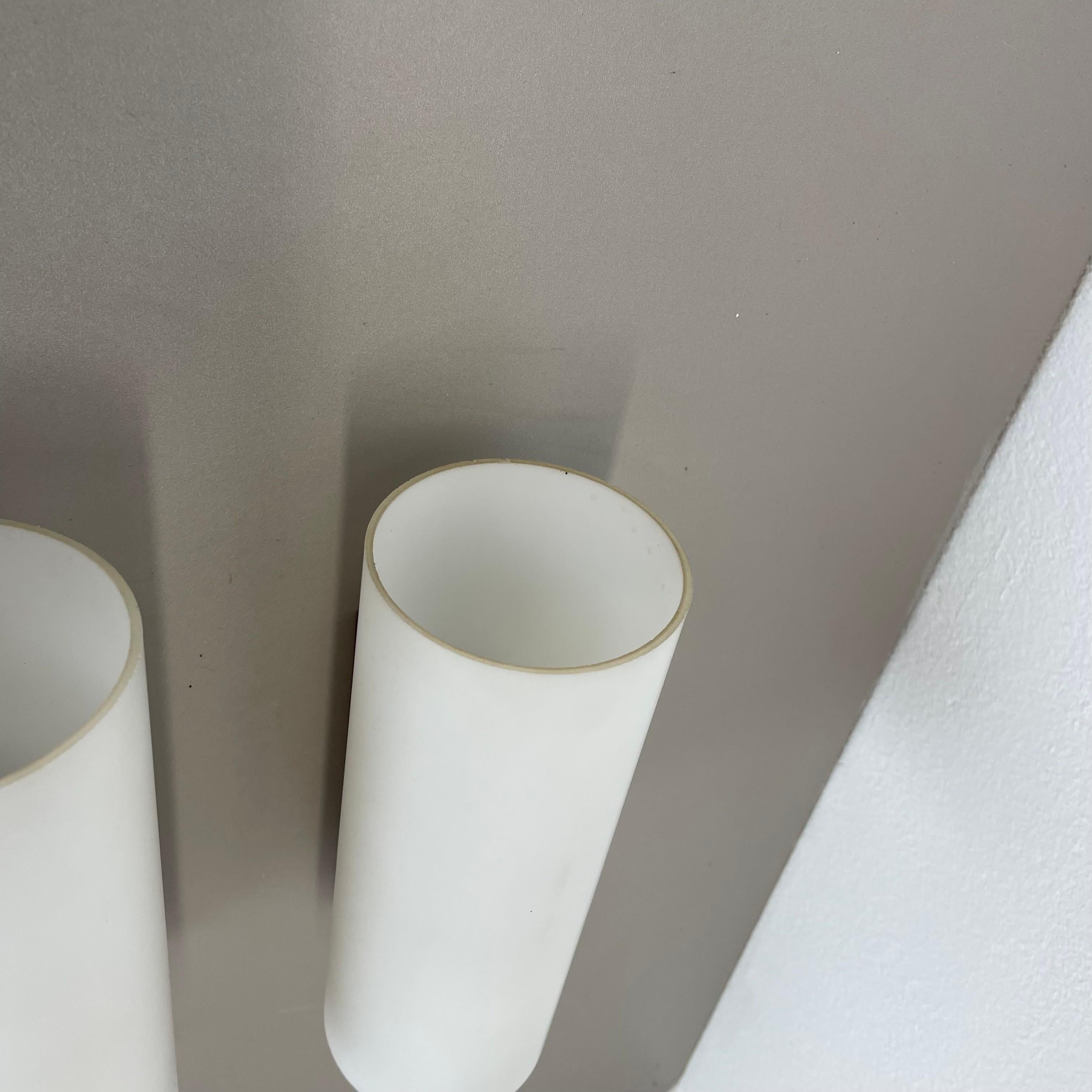 Lot de 2 appliques minimalistes en verre blanc satiné et teck, Danemark, années 1960 en vente 2