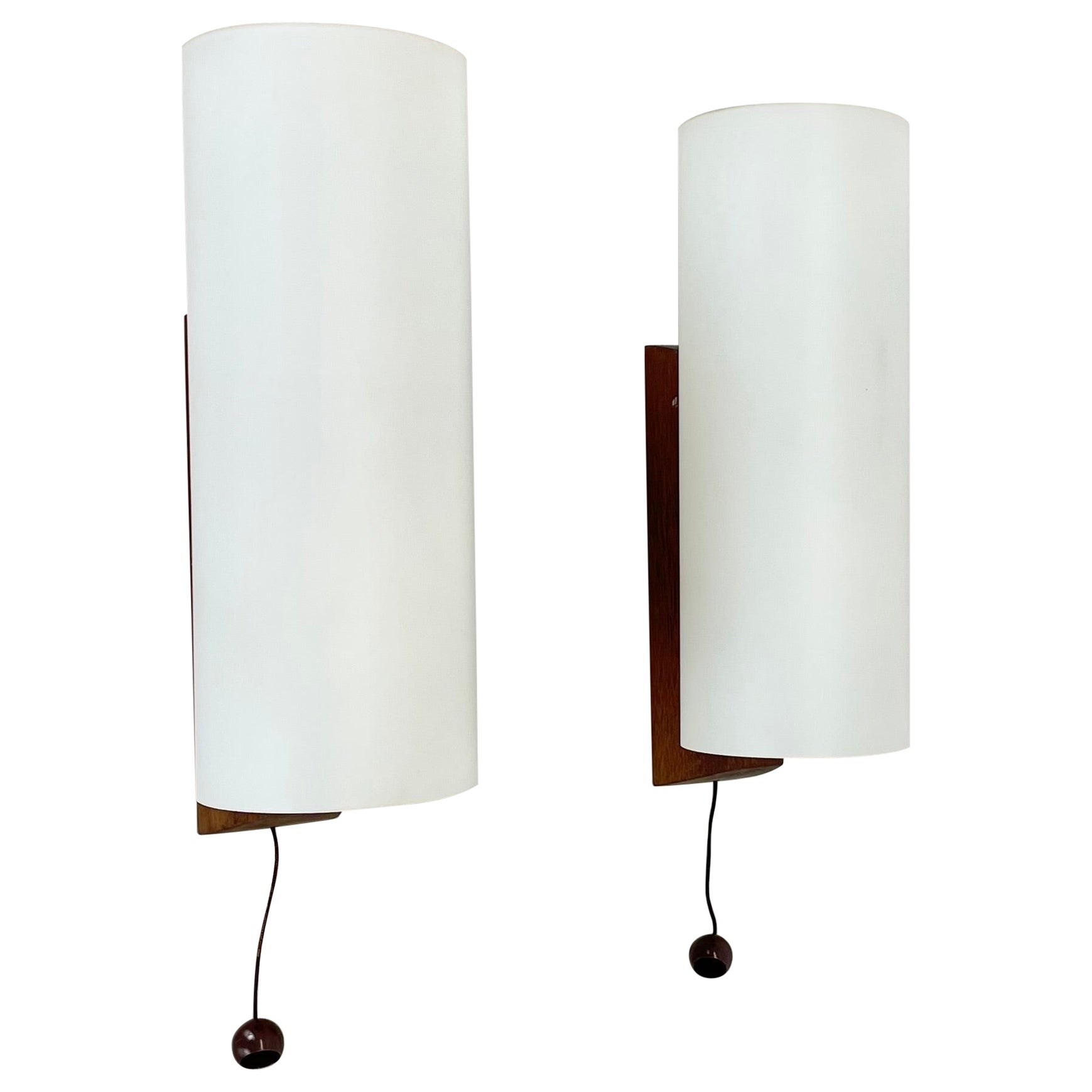 Lot de 2 appliques minimalistes en verre blanc satiné et teck, Danemark, années 1960