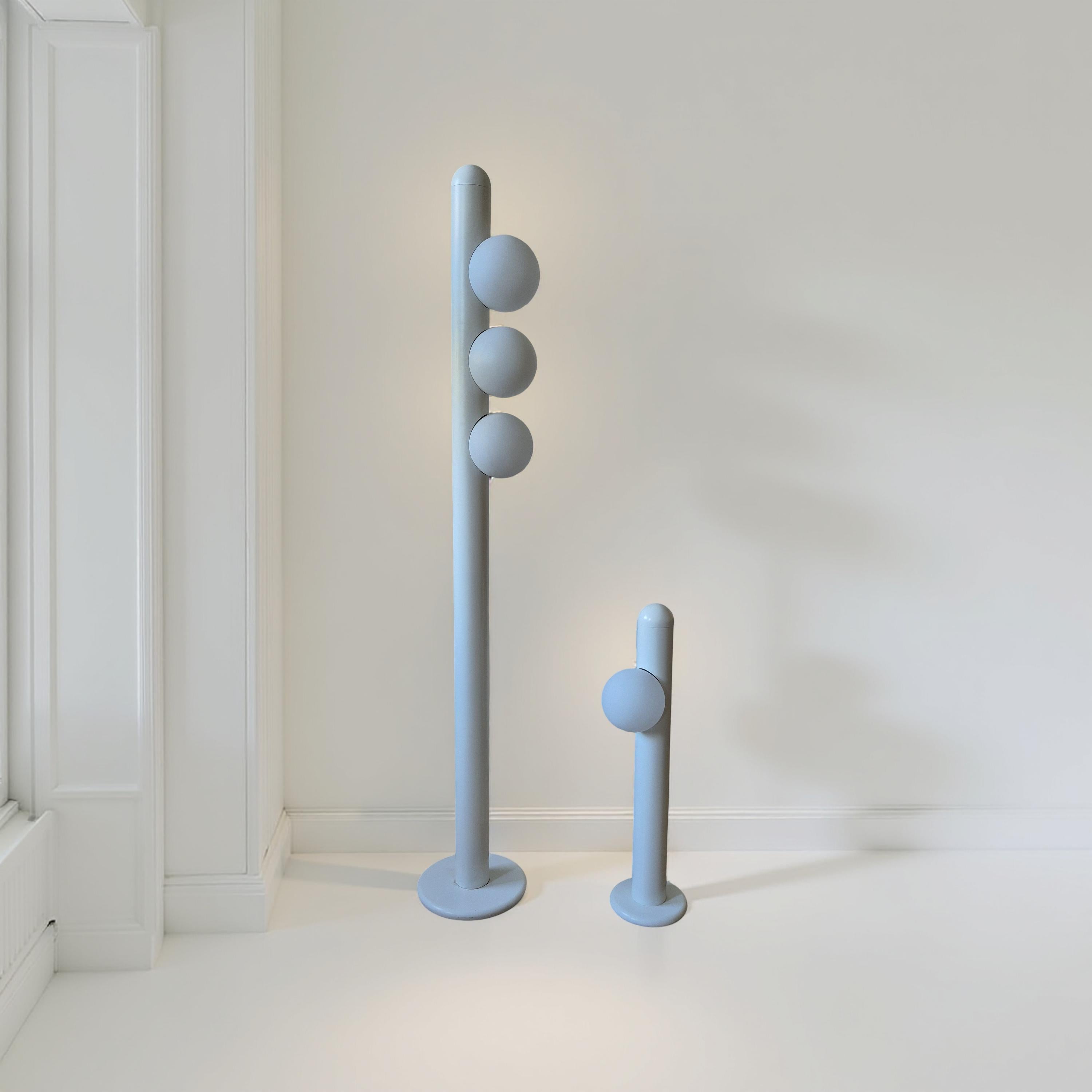 Minimalist space age design from the 1970s. Made in the Netherlands.
The set consists of a floor lamp with 3 globes and a table lamp with 1 globe.
The globes are made from frosted white glass and are 15cm in diameter.
The bases are made from white