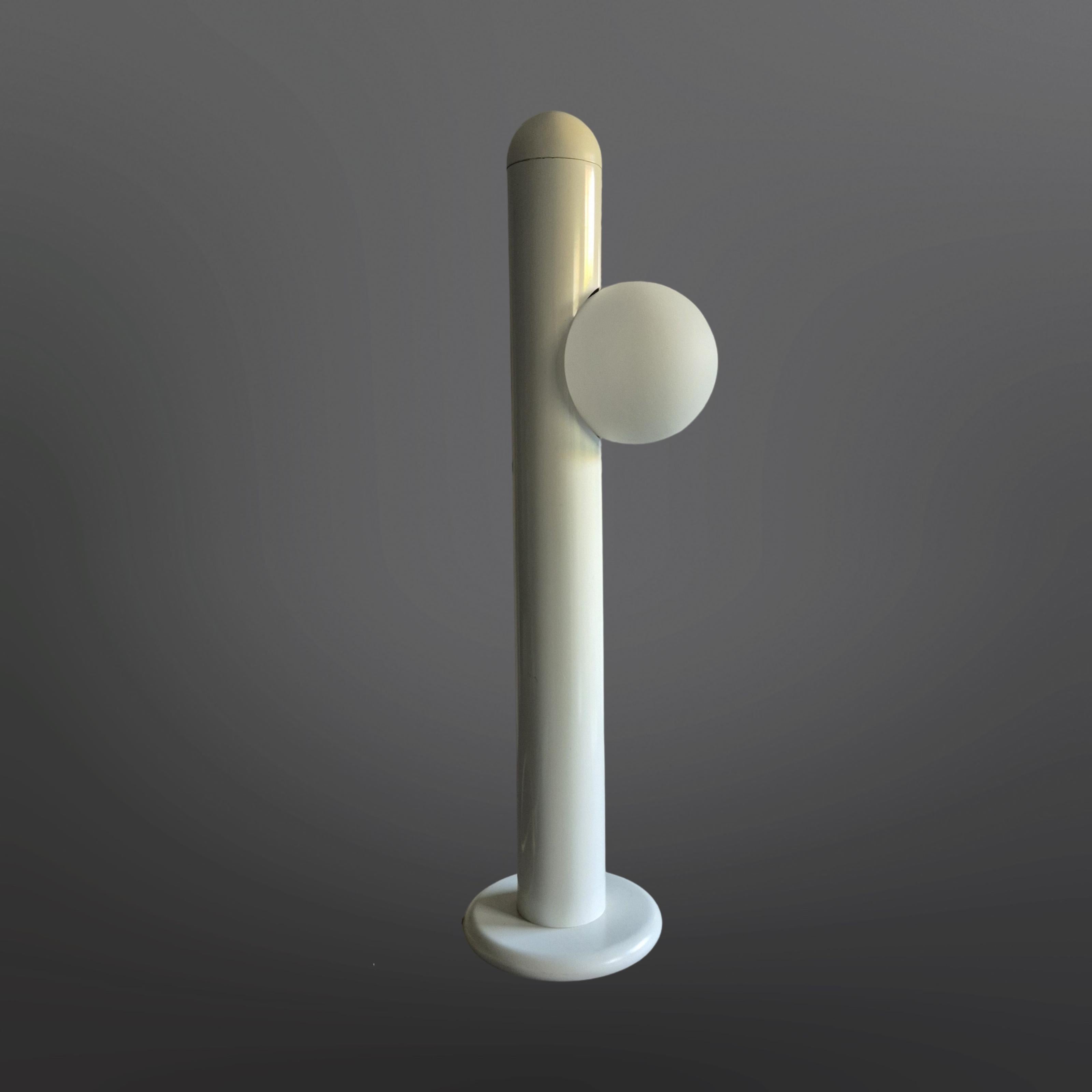 Set of 2 minimalist space age lamps, Netherlands 1970s In Good Condition For Sale In ECHT, NL