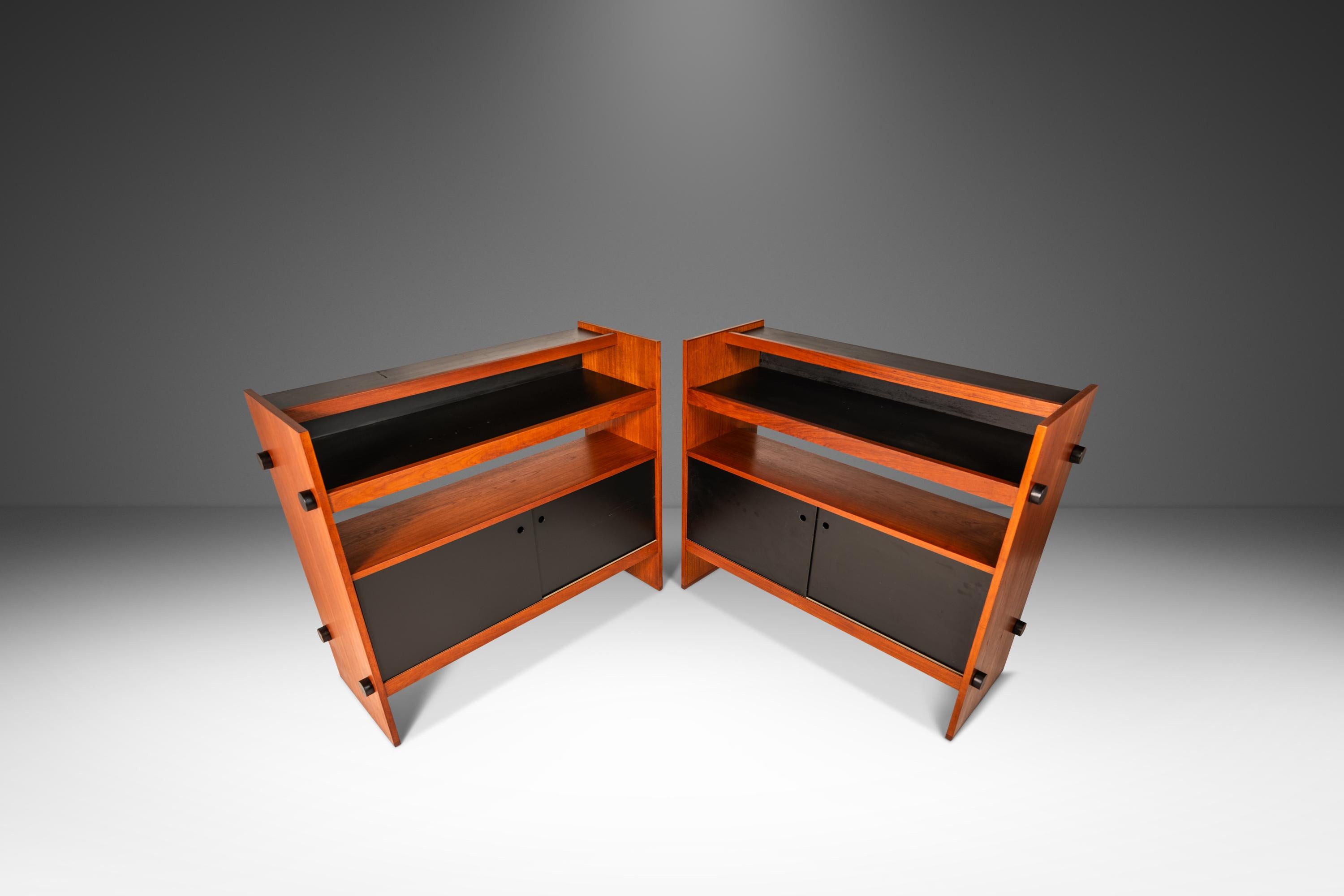 Set of 2 Minimalist Two Tone Dry Bars / Room Dividers in Teak, Denmark, c. 1970s For Sale 3