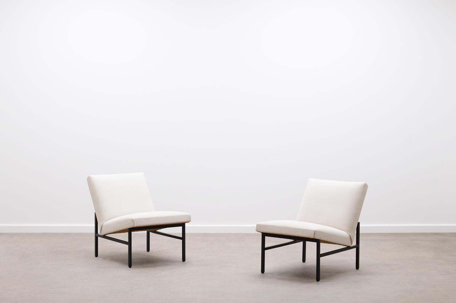 Set of 2 minimalistic lounge chairs, 70s Netherlands. Black lacquered metal frame and Reupholstered off white fabric seat. In the manner of Martin Visser. In very good vintage condition.

Request a quote for the latest shipping rates.