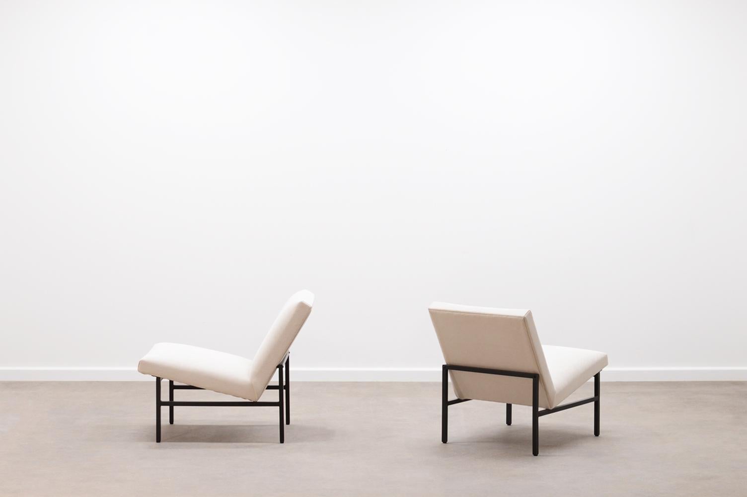 Mid-Century Modern Set of 2 minimalistic lounge chairs, 70s Netherlands. For Sale